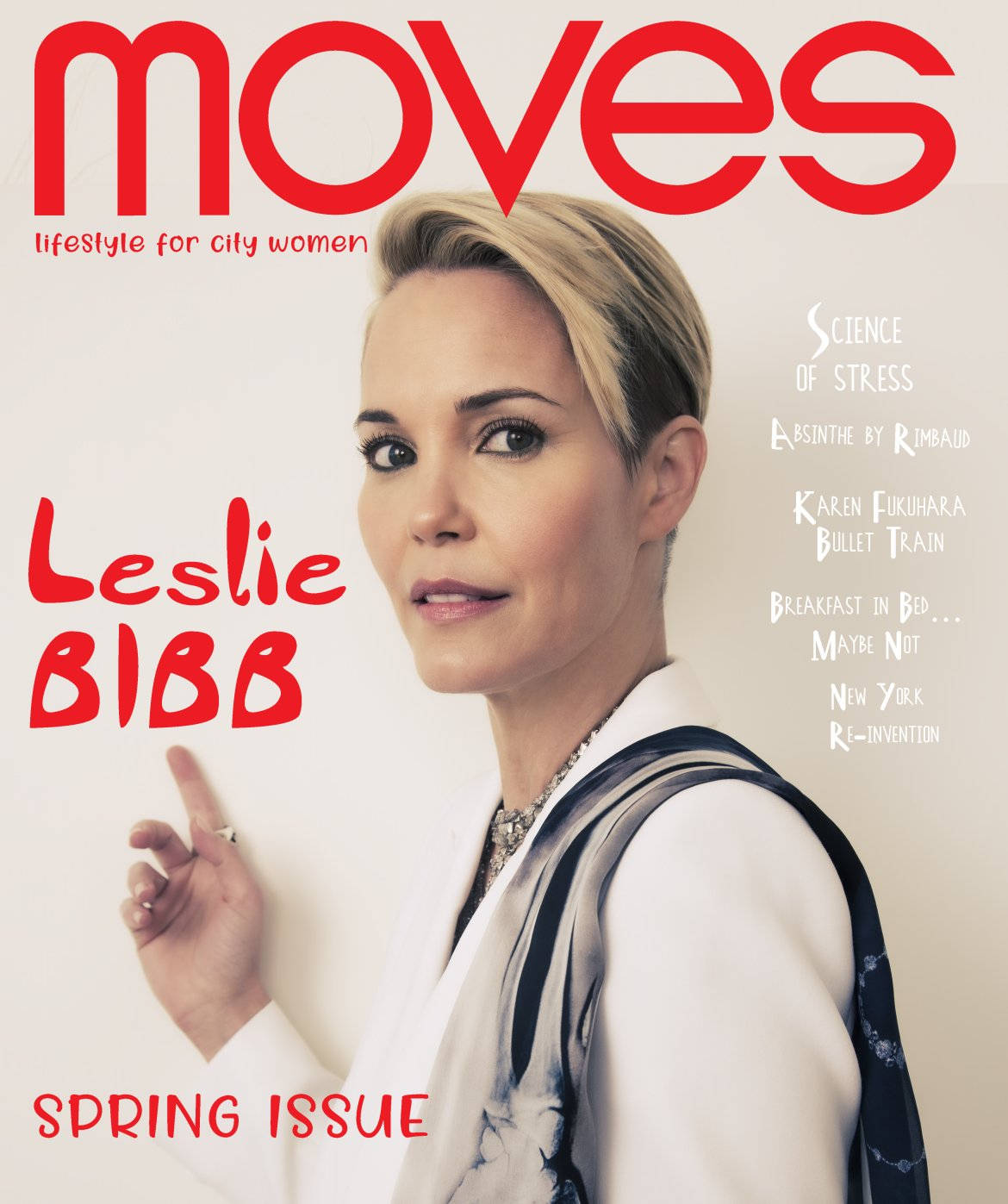 麗絲莉·比布登上《Moves》雜誌封面 壁紙 — Leslie Bibb 在乾淨的白色背景前，自信地擺姿勢登上 Moves 雜誌春季號封面。