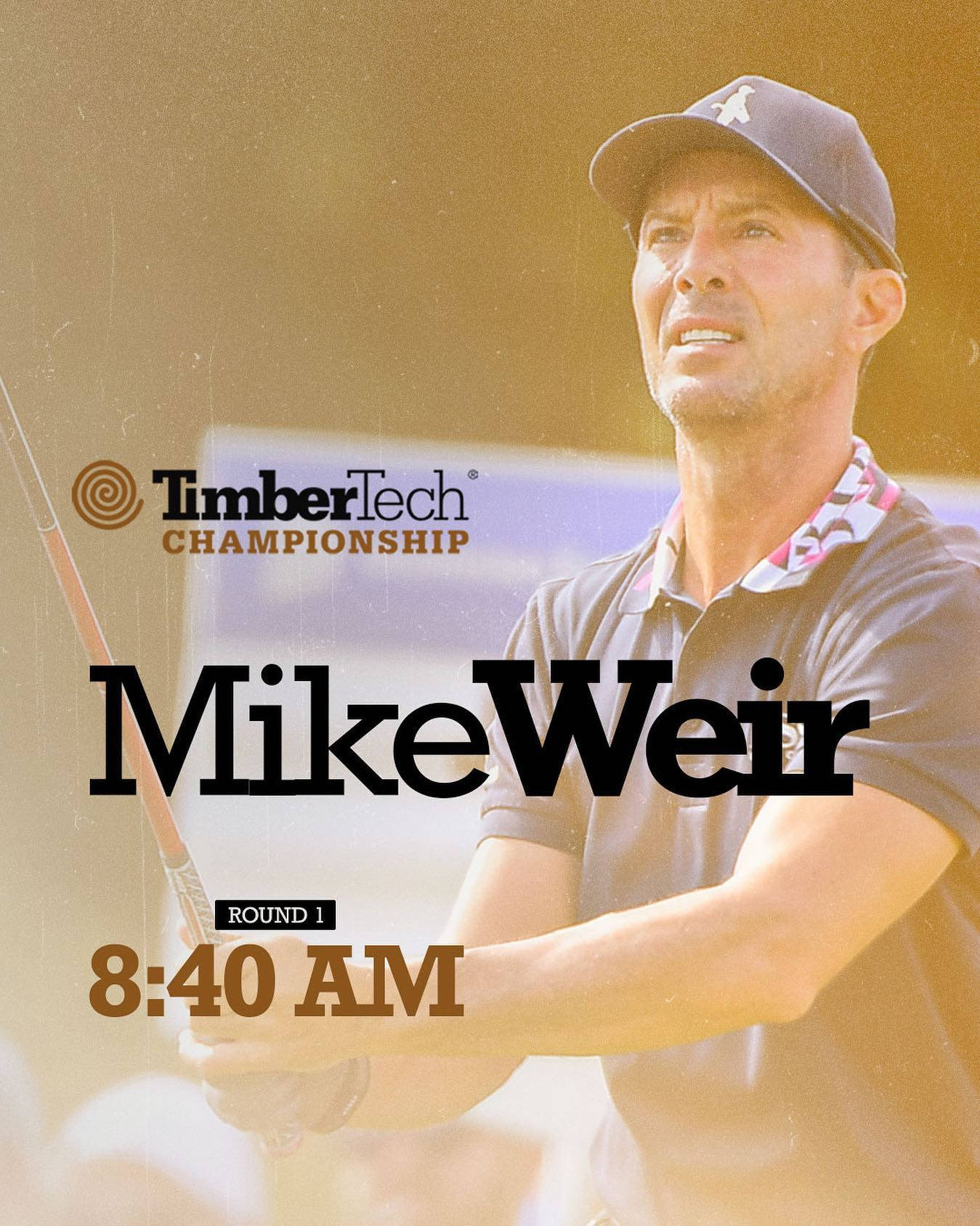 麥克·韋爾在TimberTech錦標賽 壁紙 — 高爾夫球手Mike Weir在TimberTech錦標賽中以專注姿勢握桿，溫暖的金色燈光。