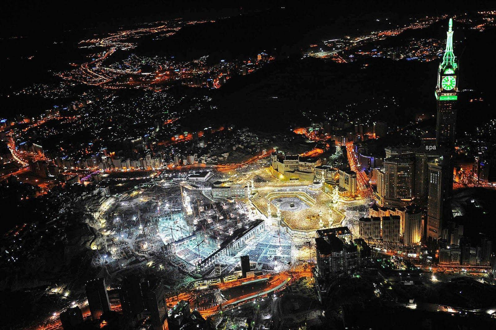 麥加 illuminated 聖地及周邊城市景觀的夜間鳥瞰圖。