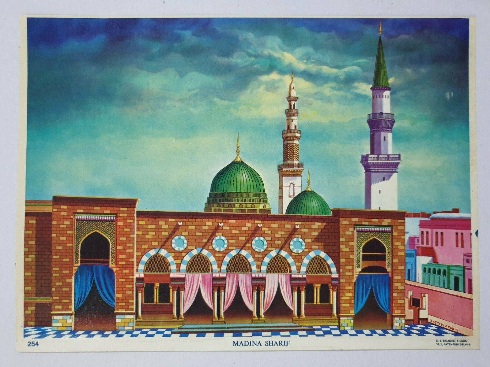 Madina Sharif 桌布 壁紙 — 麥地那謝里夫清真寺的鮮豔插圖，帶有綠色圓頂和宣禮塔，在戲劇性的天空下。