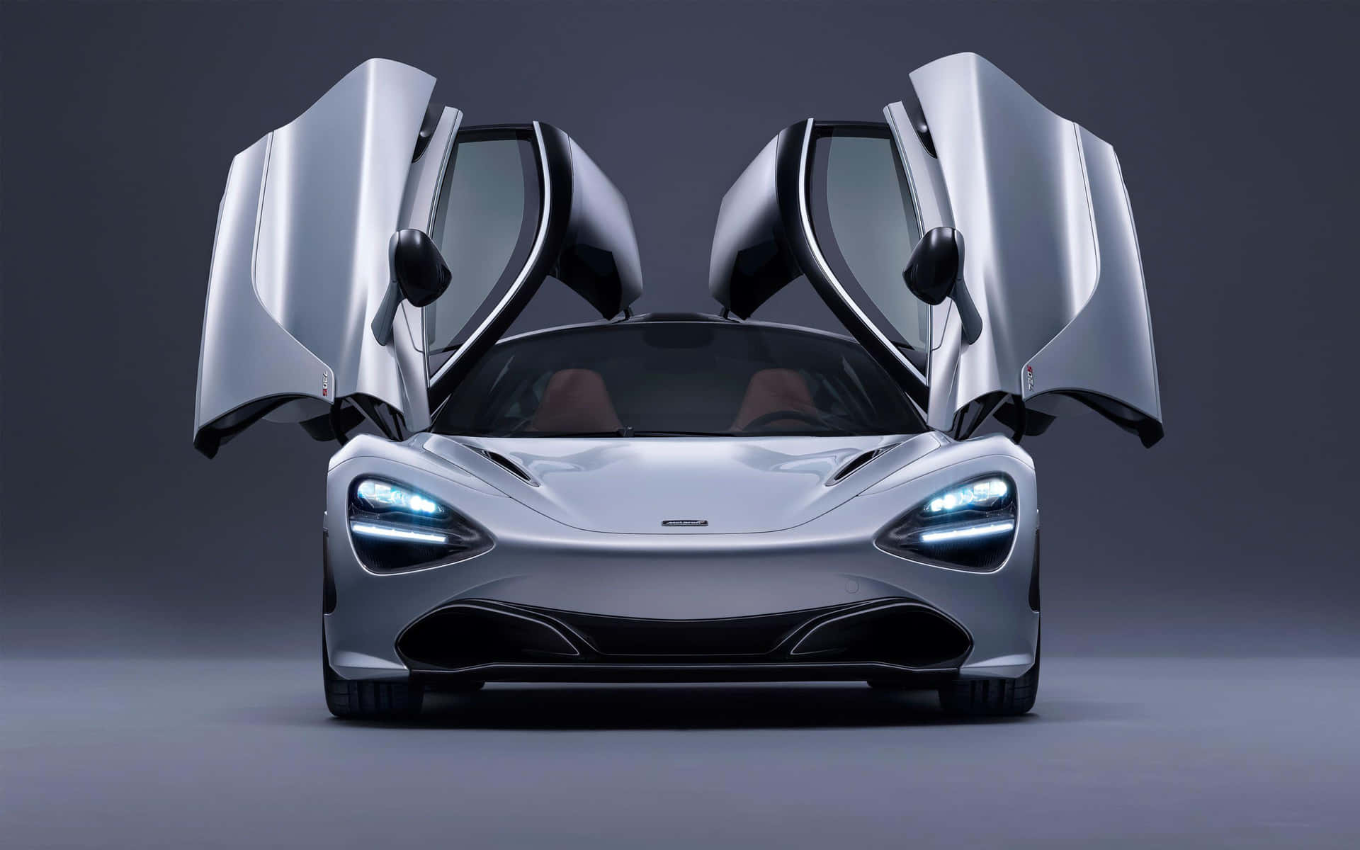 銀色McLaren跑車，鷗翼車門打開，在工作室燈光下。