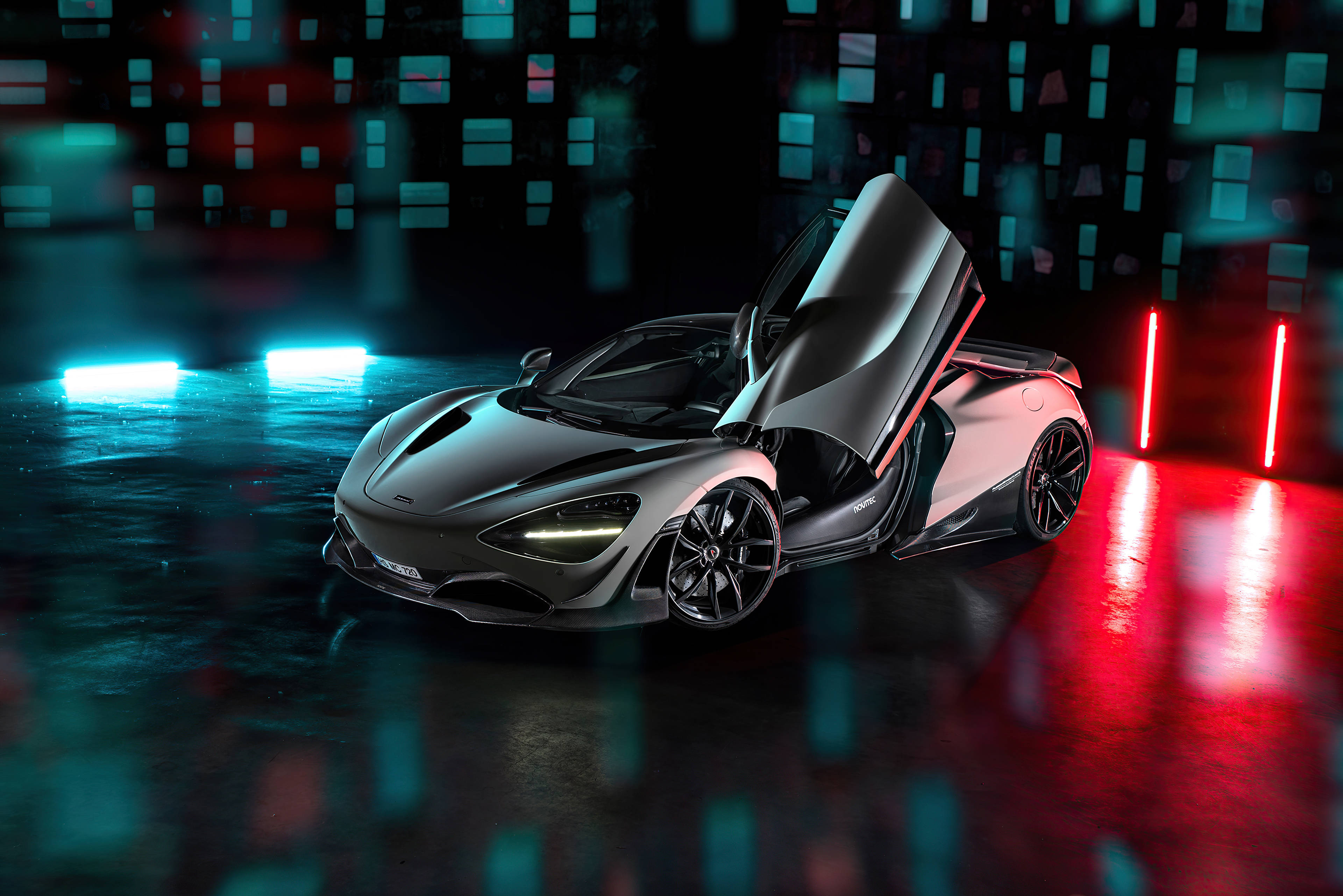 麥拉倫 720s 紅藍壁紙 壁紙 — 一架時尚的銀色鷗翼門跑車，在未來城市景觀中，停泊在濕漉漉的街道上，被霓虹紅藍燈光照射。