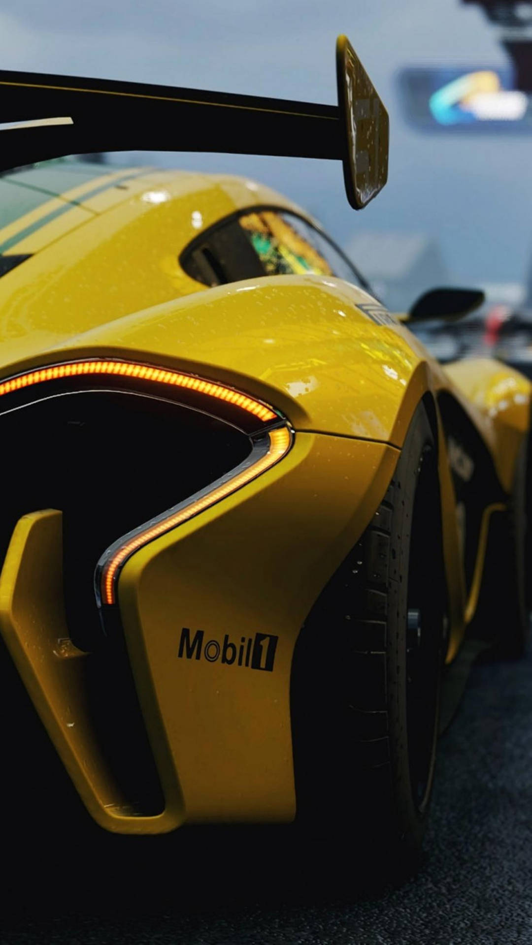 黃色賽車尾部的特寫，帶有發光的燈光和Mobil 1標誌。