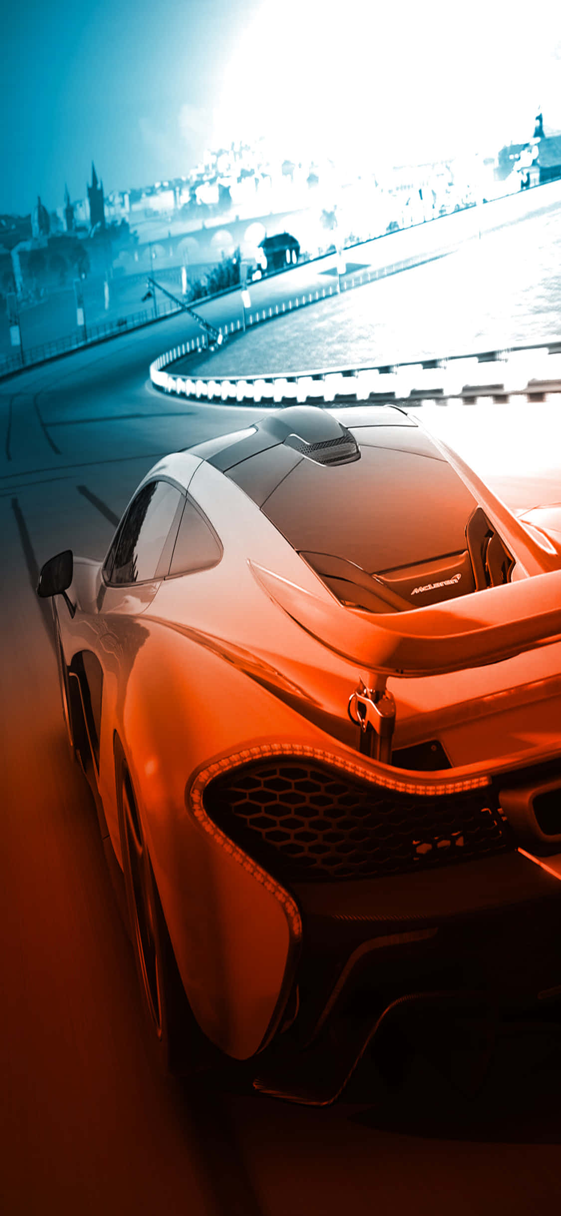 麥拉倫 P1 Helios iPhone X《Forza Motorsport 7》背景 壁紙 — 一輛時尚的橙色跑車在蜿蜒的夜間賽道上滑行，頭頂是閃爍的藍色天空，遠處是城市燈光。