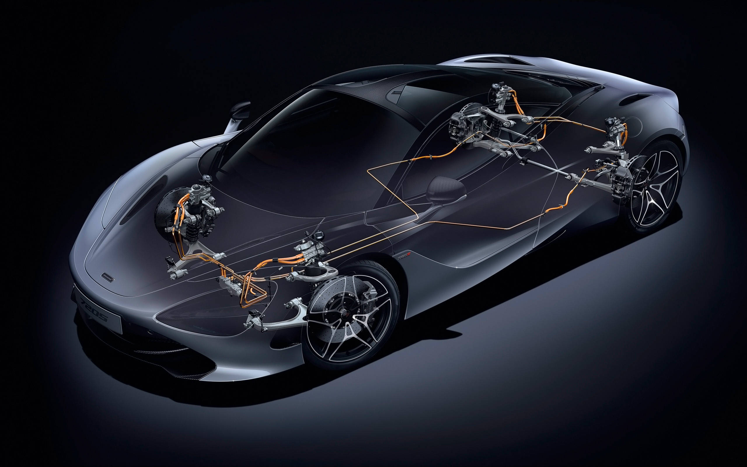 麥拉倫720s 4K懸吊系統佈局 壁紙 — 一輛時尚的銀色跑車，透明車身露出橙色電線和機械部件，背景為深色工作室。