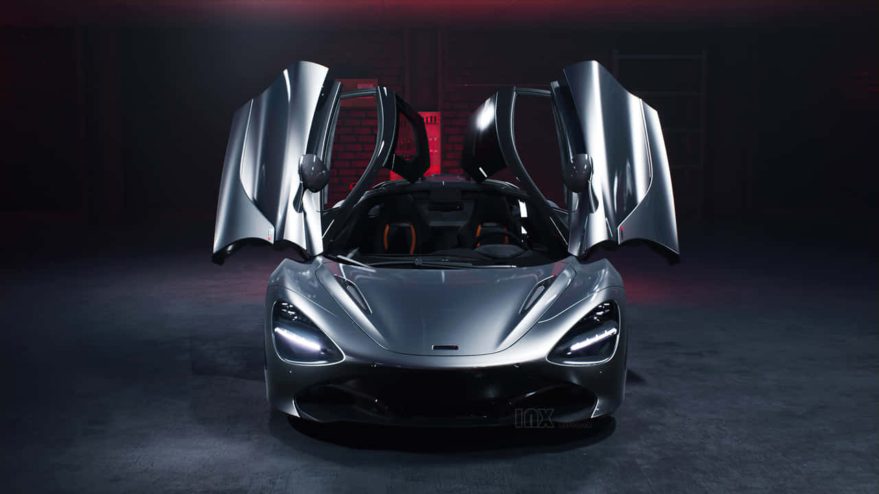 麥拉倫720S的粗獷優雅 壁紙 — 一架流線型銀色McLaren跑車，鷗翼車門打開，在黑暗車庫中被紅色環境燈照亮。