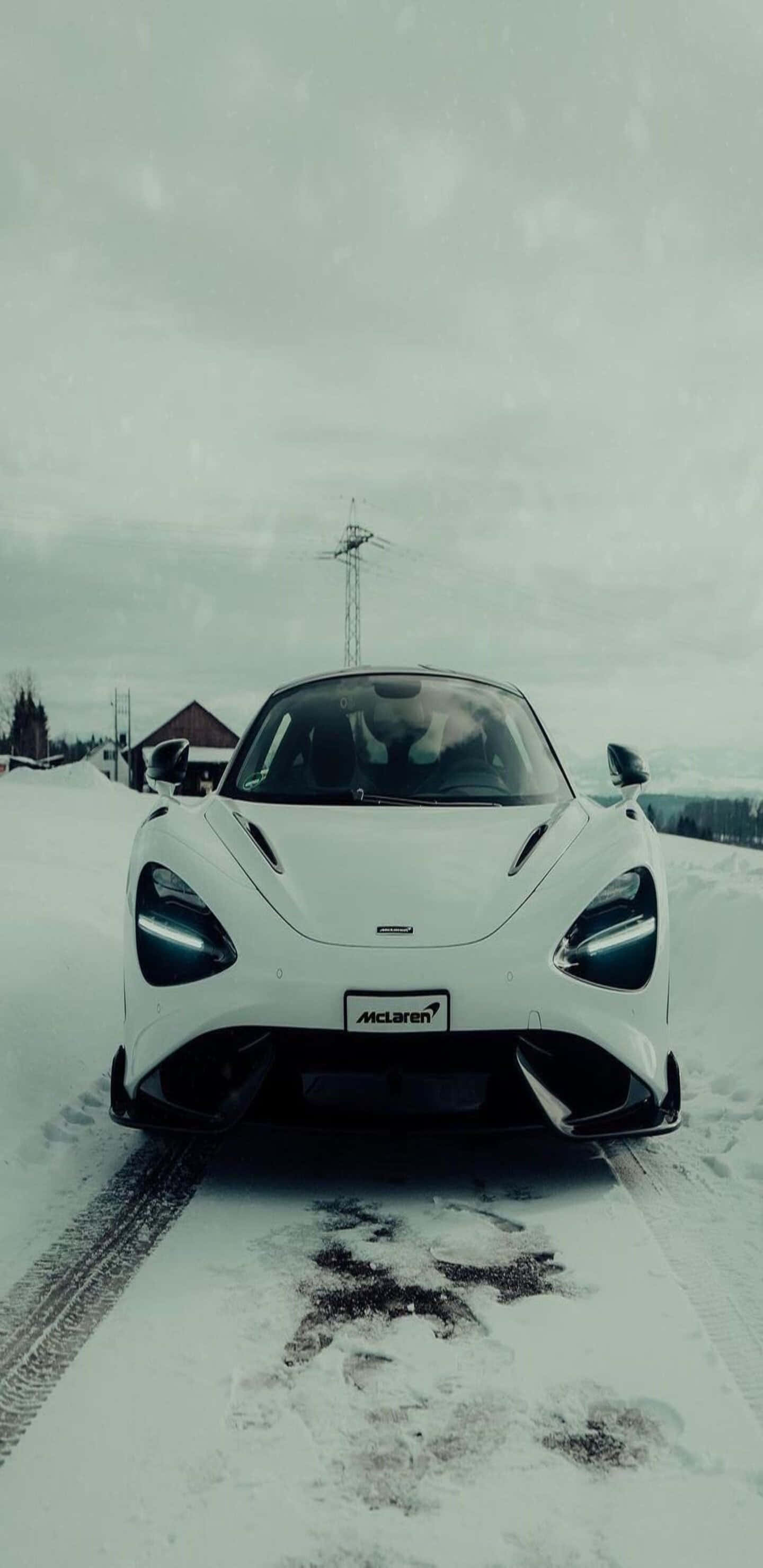 麥拉倫720S超跑像素3XL背景 壁紙 — 一輛純白色的McLaren跑車停泊在積雪的道路上，天空是陰沉的冬日。