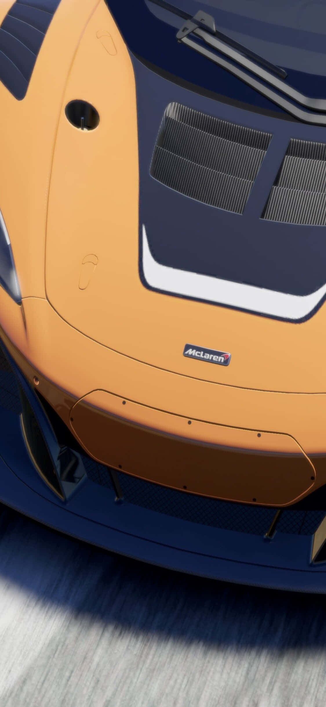 McLaren 720S GT4 - GT4 GT4 GT4 GT4 GT 壁紙 — 麥拿倫超級跑車橙色和藍色引擎蓋的特寫，帶有通風口和標誌，背景是模糊的道路。