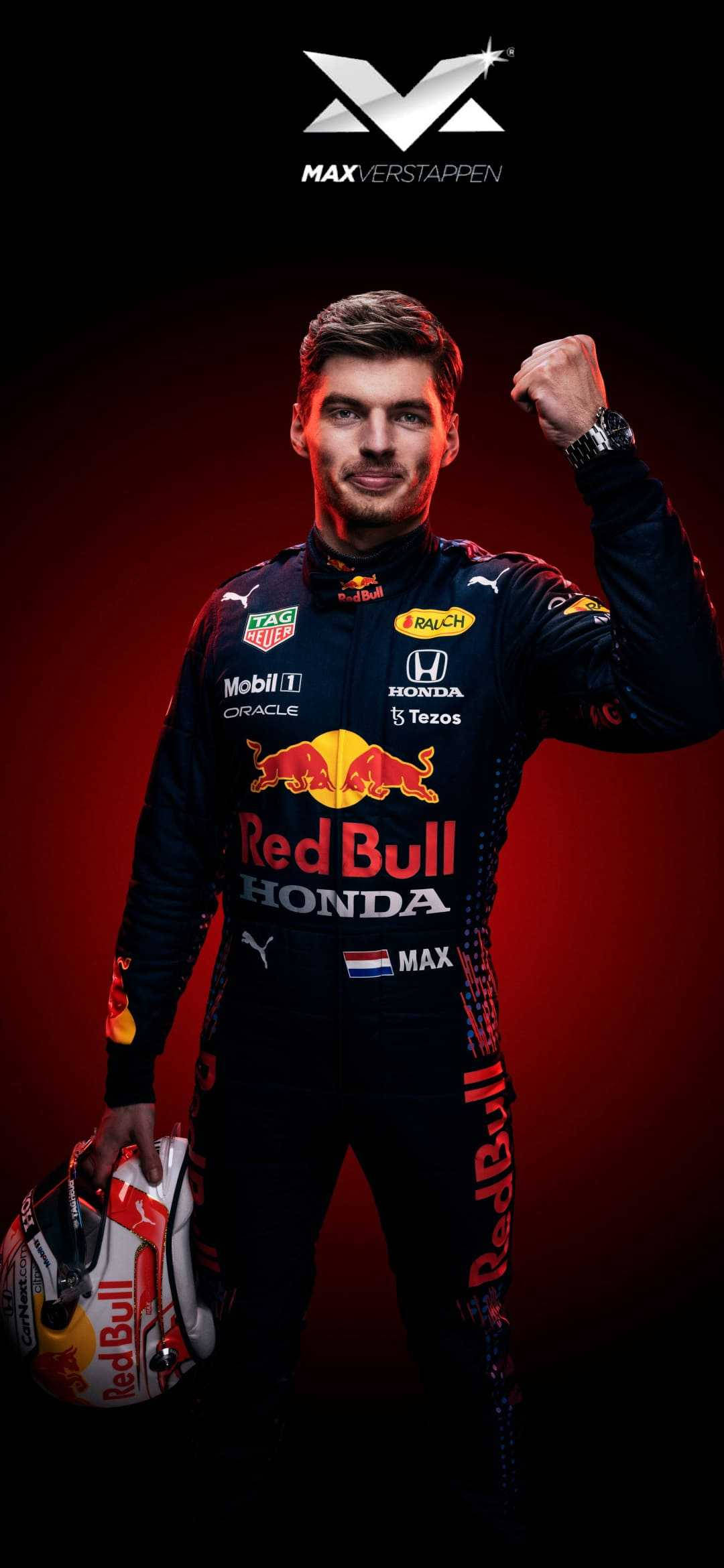 Verstappen 桌布 壁紙 — 麥斯·韋斯塔本身穿紅牛賽車服，在深紅色漸變背景前勝利地舉起拳頭。