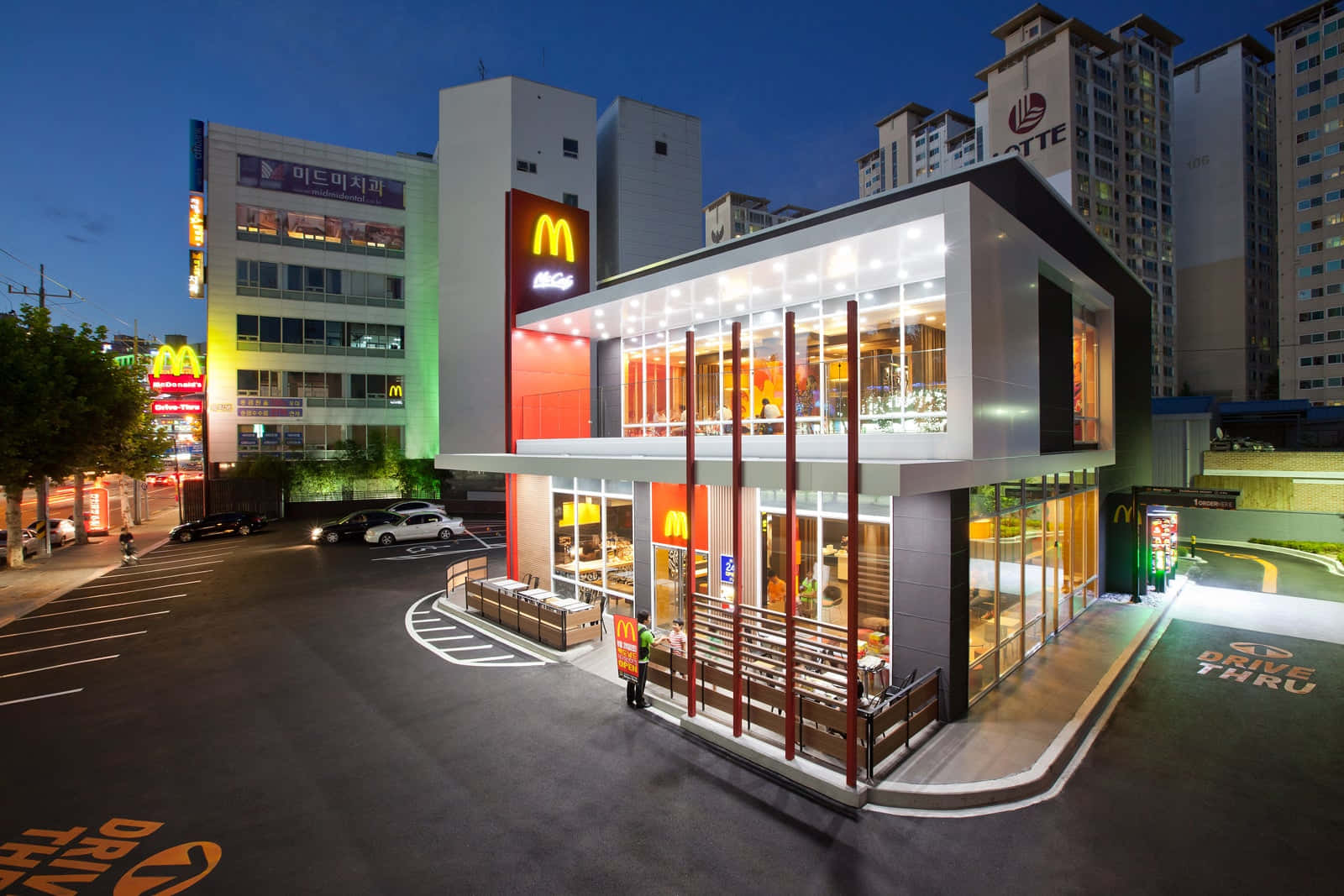 夜晚的麥當勞餐廳，設有得來速車道和閃爍的窗戶。