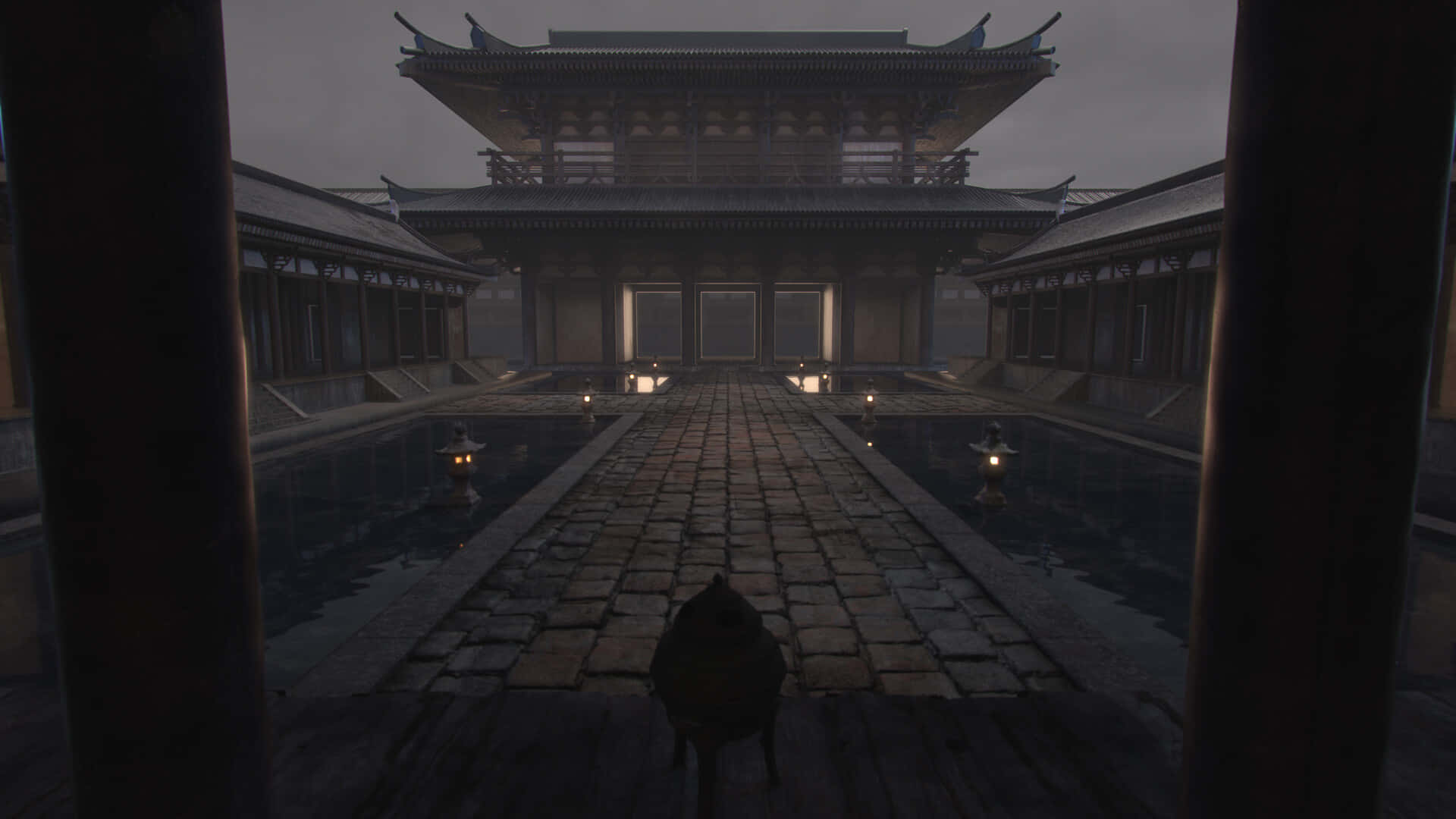 Feudal Japan 桌布 壁紙 — 黃昏時分，一個孤獨的身影沿著石徑走向一座宏偉的傳統寺廟，兩旁是霧氣瀰漫的水面。