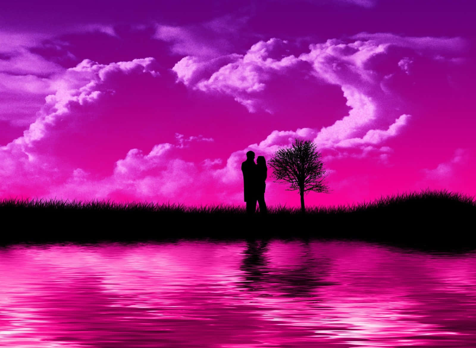 Lovers 桌布 壁紙 — 黃昏時分，一對情侶在孤樹旁擁抱的浪漫剪影，映襯著水中倒映的鮮豔洋紅色天空。