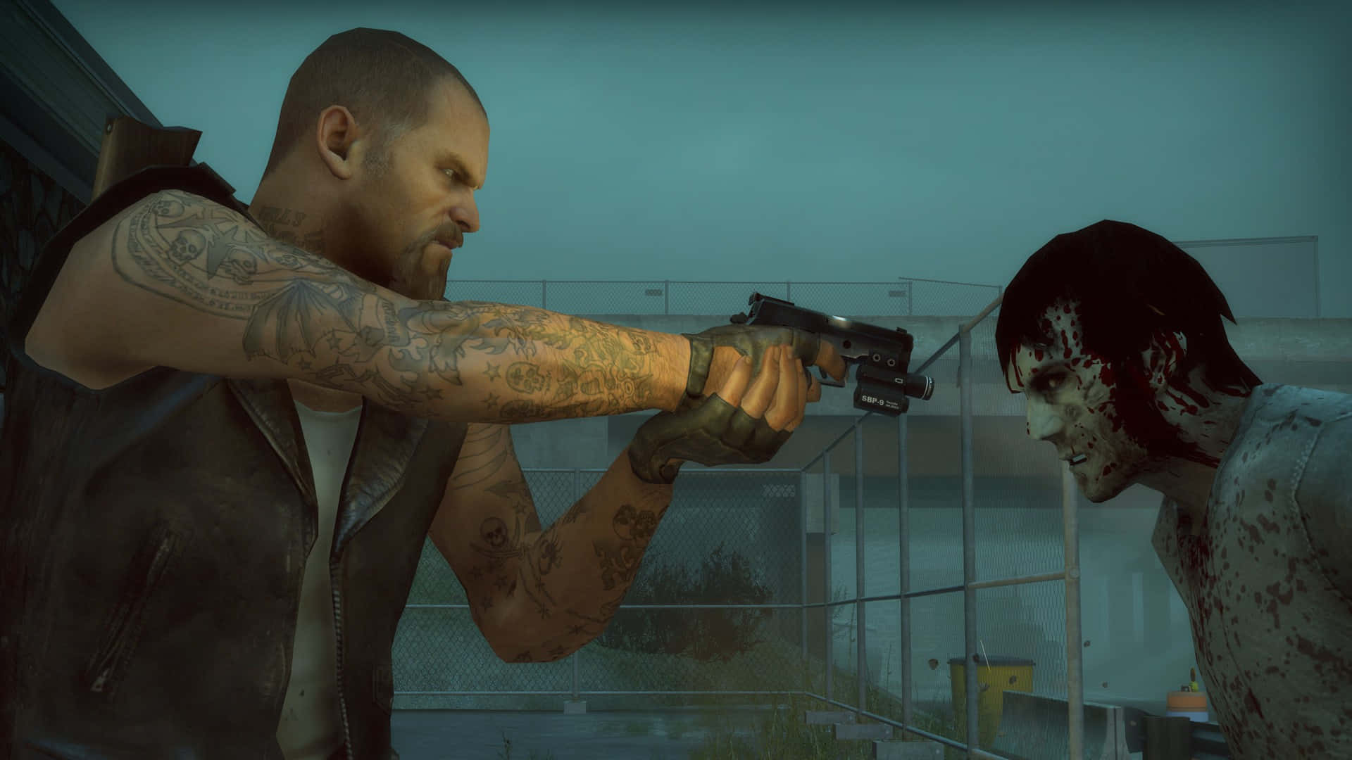 Left 4 Dead Characters 桌布 壁紙 — 黃昏時分，在圍欄圍繞的城市屋頂上，一名身穿皮背心的紋身男子用手槍瞄準一個血淋淋的殭屍。