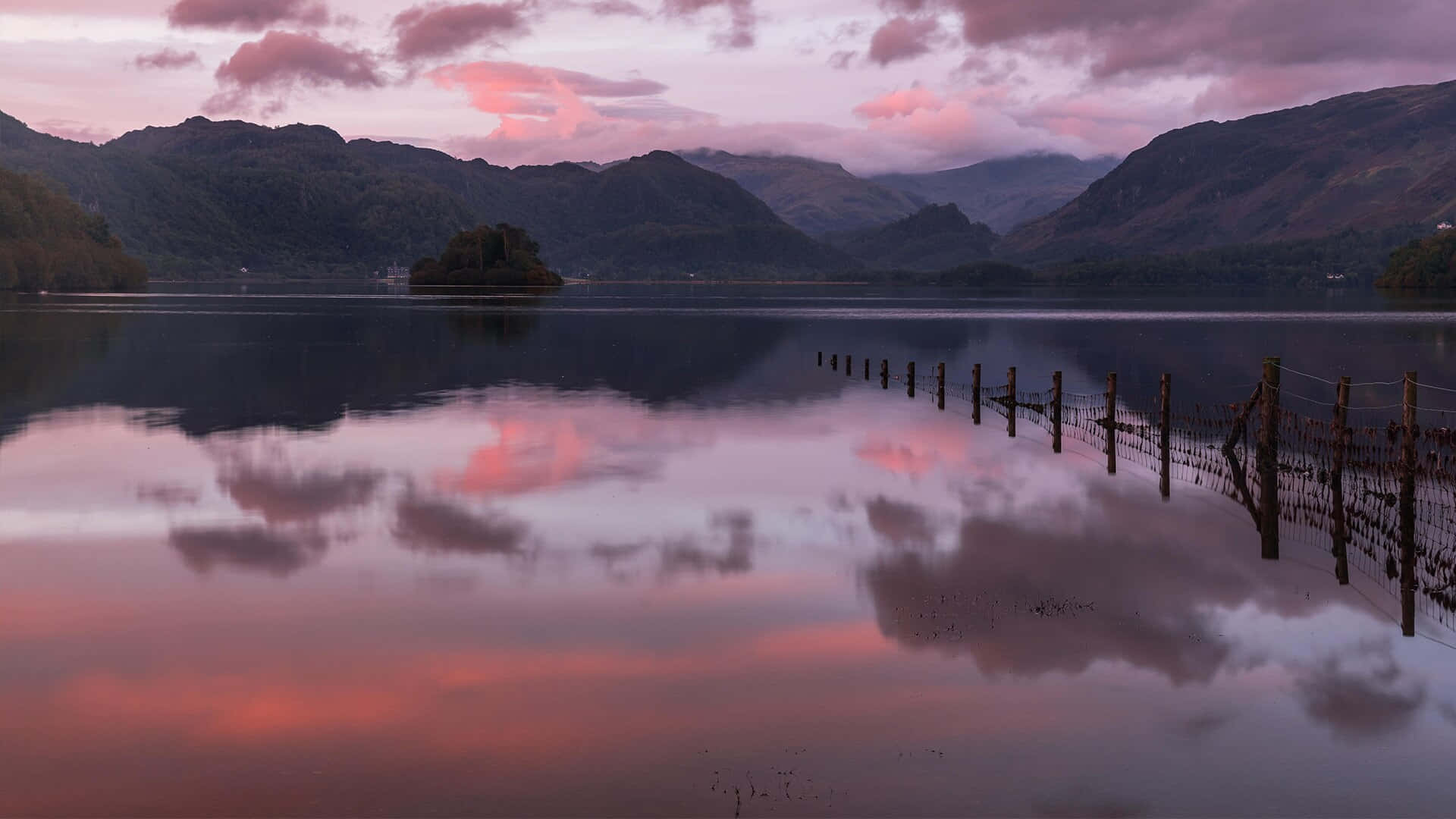 Landscapes 桌布 壁紙 — 黃昏時分，寧靜的湖面倒映著粉紅色的雲彩和遠山，一道木柵欄延伸入水中。
