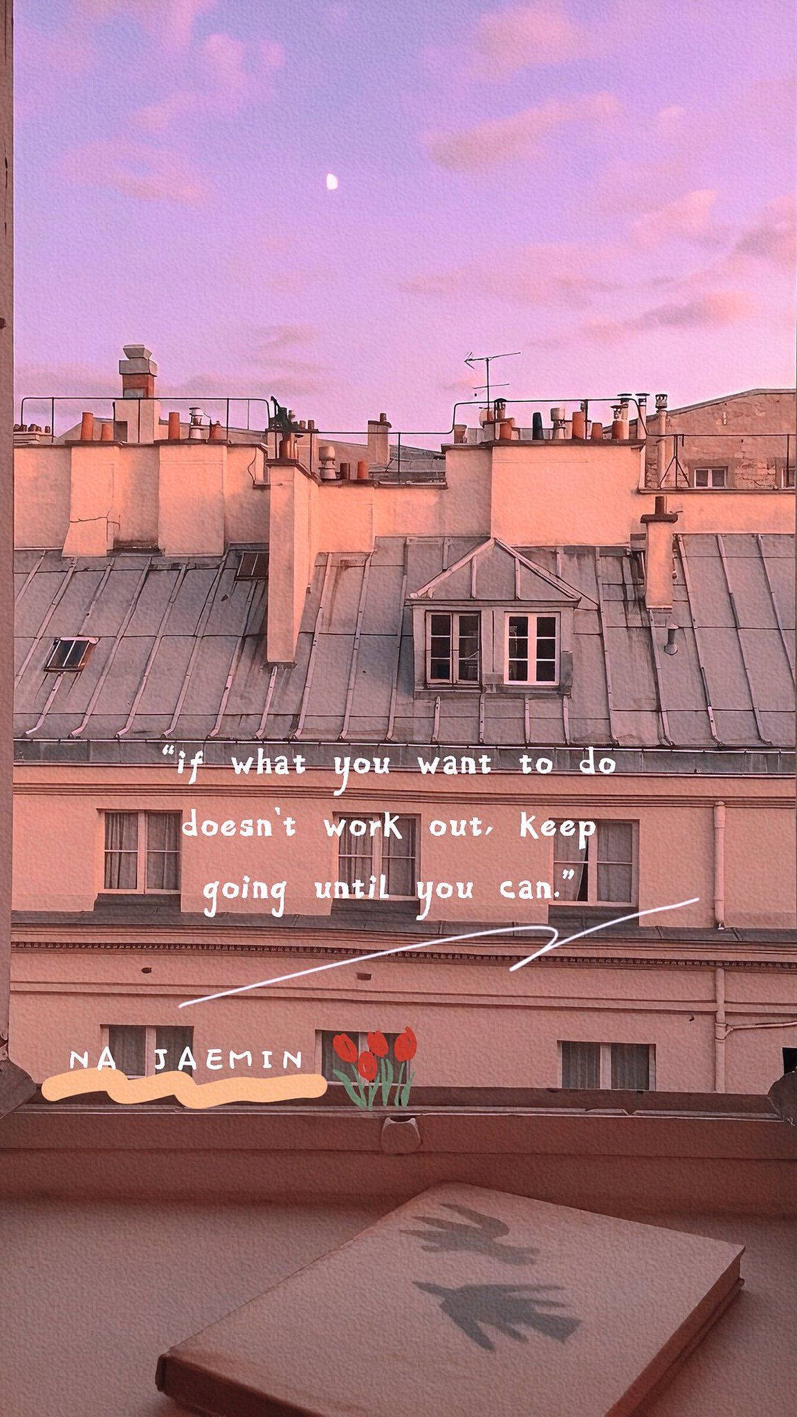 Positive Quotes 桌布 壁紙 — 黃昏時分，巴黎屋頂的柔和色調景觀，帶有引言疊加和前景中的筆記本。