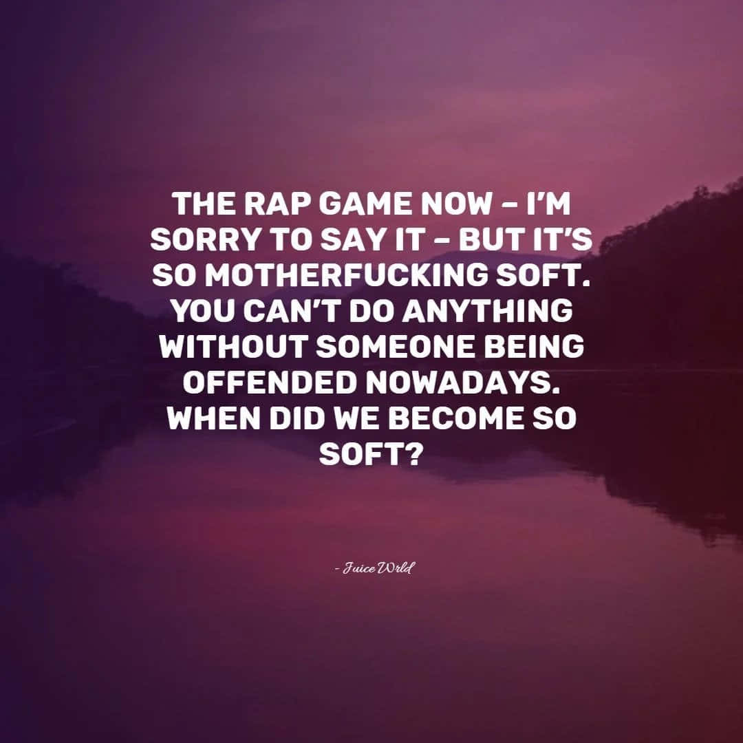 Juice Wrld Quotes 桌布 壁紙 — 黃昏時分，紫色調的湖泊映照出山丘的剪影，粗體白色文字引用Juice WRLD關於現代饒舌文化的話語。