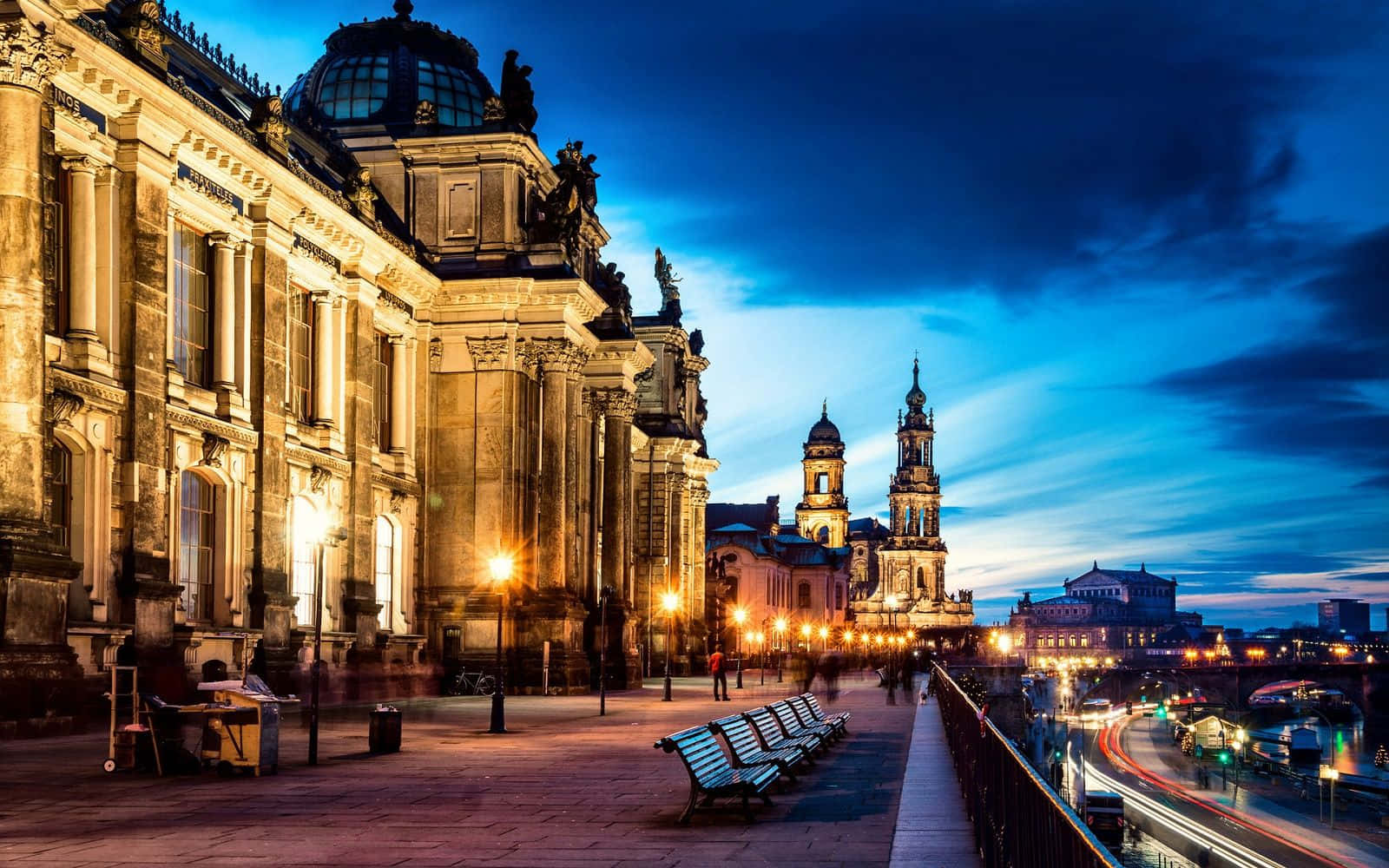 Germany 桌布 壁紙 — 黃昏時分宏偉的歷史城市景觀，巴洛克式建築燈火輝煌，河濱長廊上車燈流動如絲。