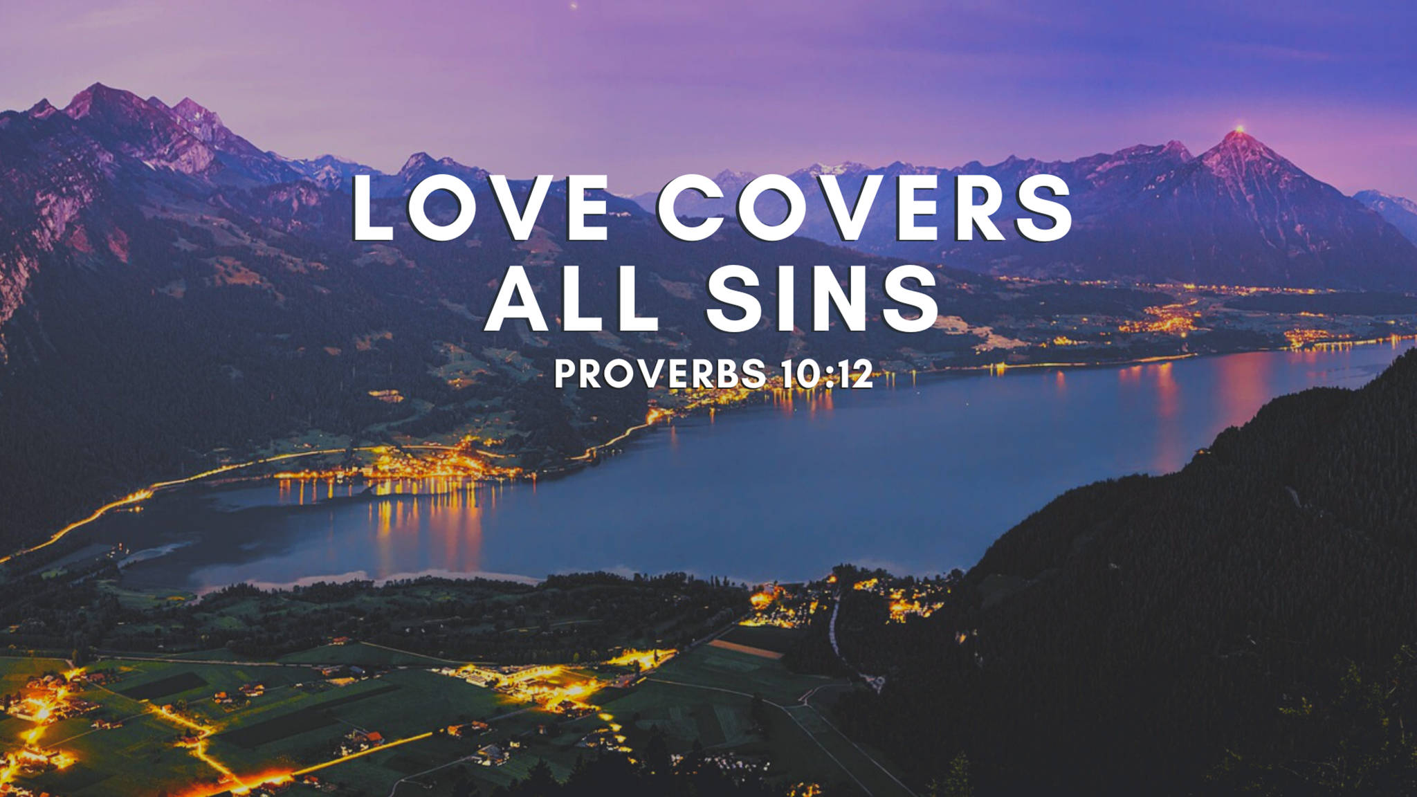 Bible Quotes 桌布 壁紙 — 黃昏時分寧靜的山中湖景，村莊燈光在水面上閃爍，並有粗體白色文字疊加。