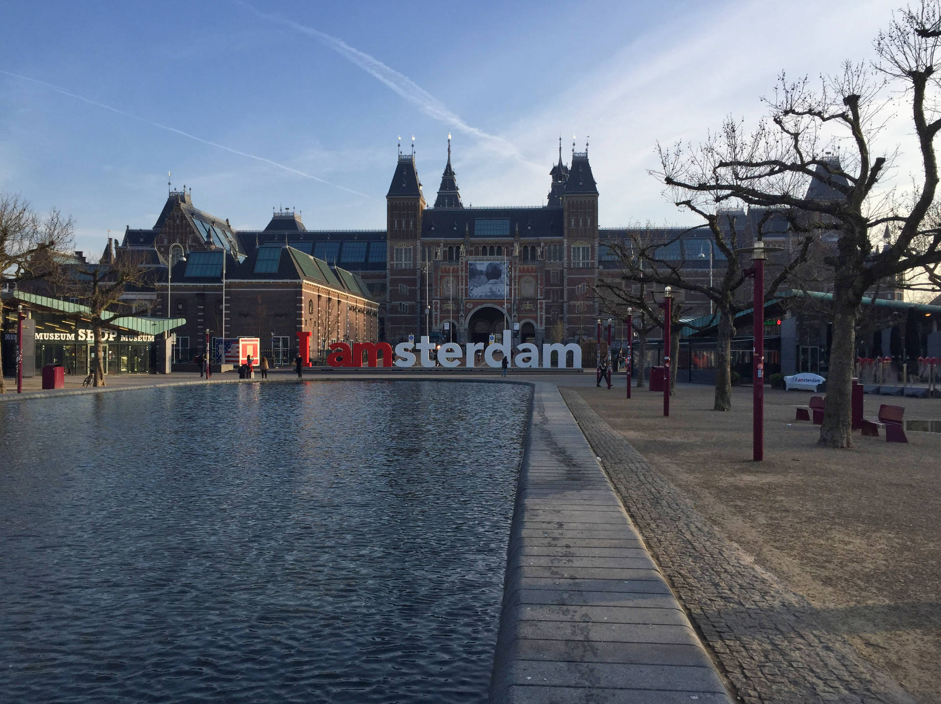 阿姆斯特丹博物館，帶有「I amsterdam」標誌和反射池，日落時分。