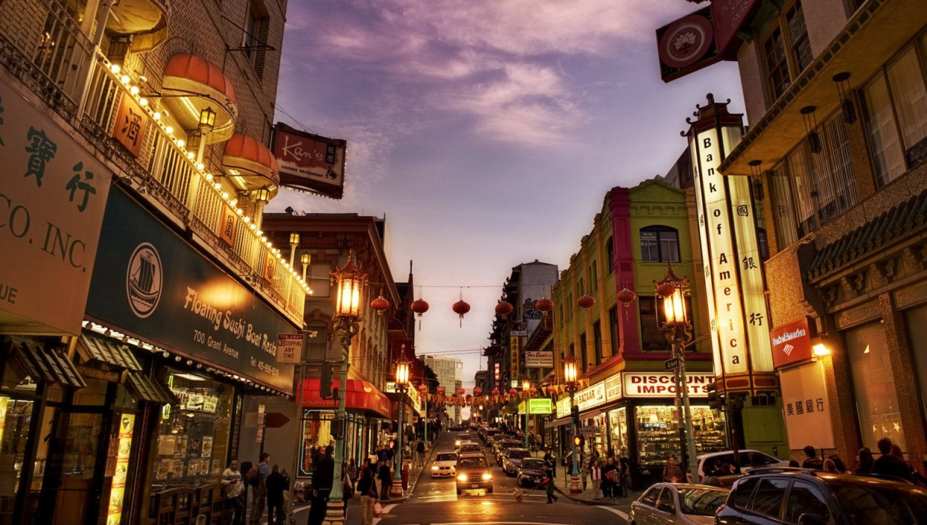 黃昏時分的唐人街 壁紙 — 唐人街充滿活力的暮色街道，霓虹燈招牌、燈籠閃爍，紫色天空下行人熙攘。