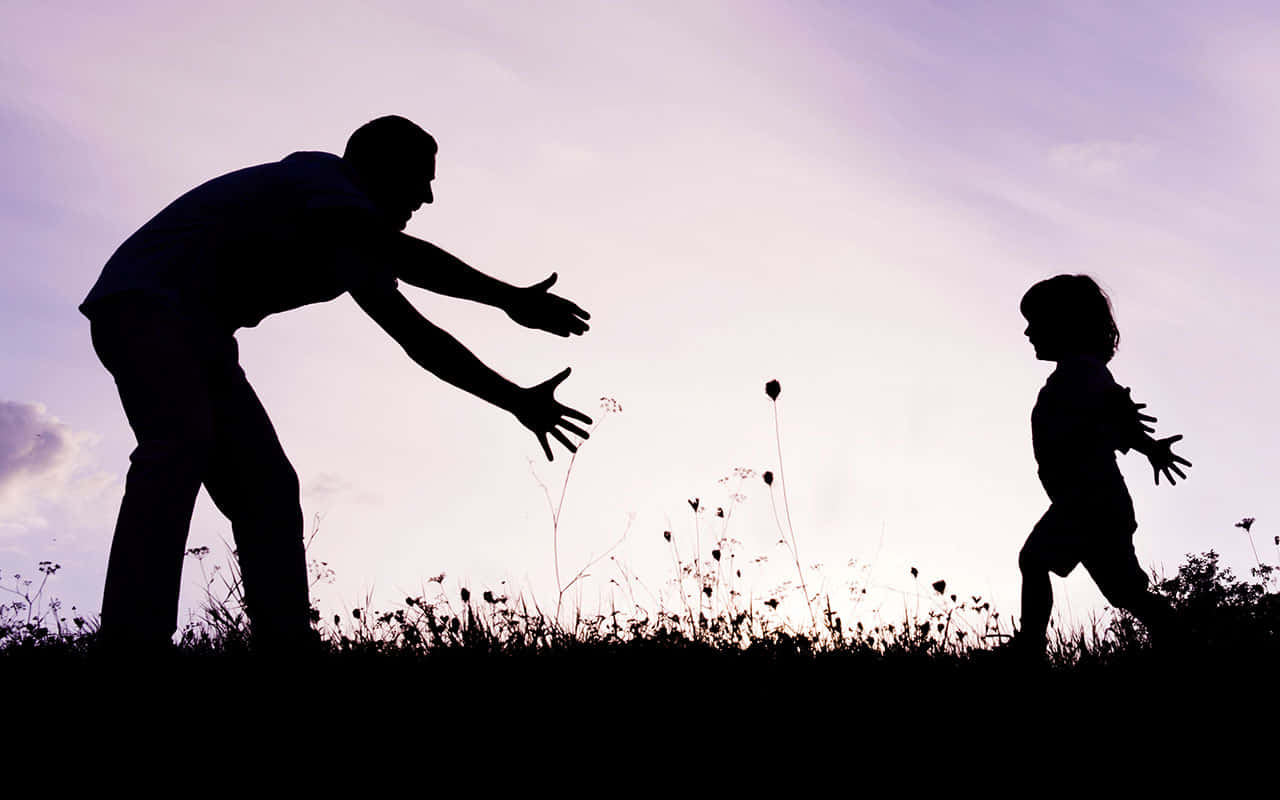 Father 桌布 壁紙 — 黃昏田野中，父親與孩子伸手相向的剪影。