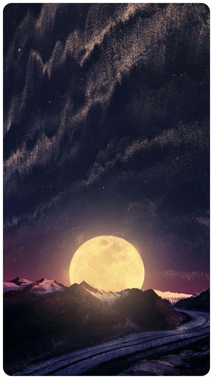 黃月山道優雅畫作 壁紙 — 一輪發光的滿月在白雪覆蓋的山峰後升起，背景是佈滿漩渦星雲的星空宇宙天空。