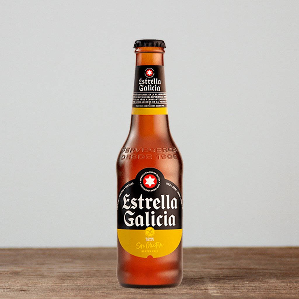 木桌上Estrella Galicia無麩質啤酒瓶
