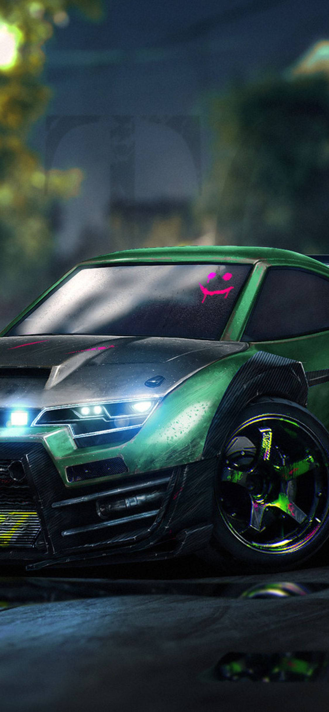 黃綠 Dominus 火箭聯賽 iPhone 壁紙 — 一輛發光的綠色改裝跑車，帶有霓虹燈和粉紅色笑臉貼紙，夜間停在光線昏暗的城市小巷中。