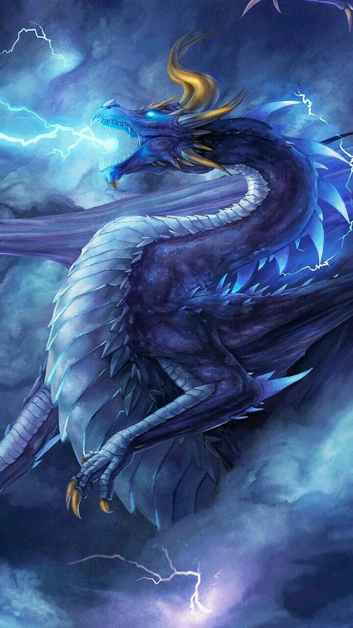 黃耳雷龍 壁紙 — 一隻雄偉的藍色龍，擁有金色角，周圍閃電劈啪作響，在暴風雨的紫色天空中翱翔。