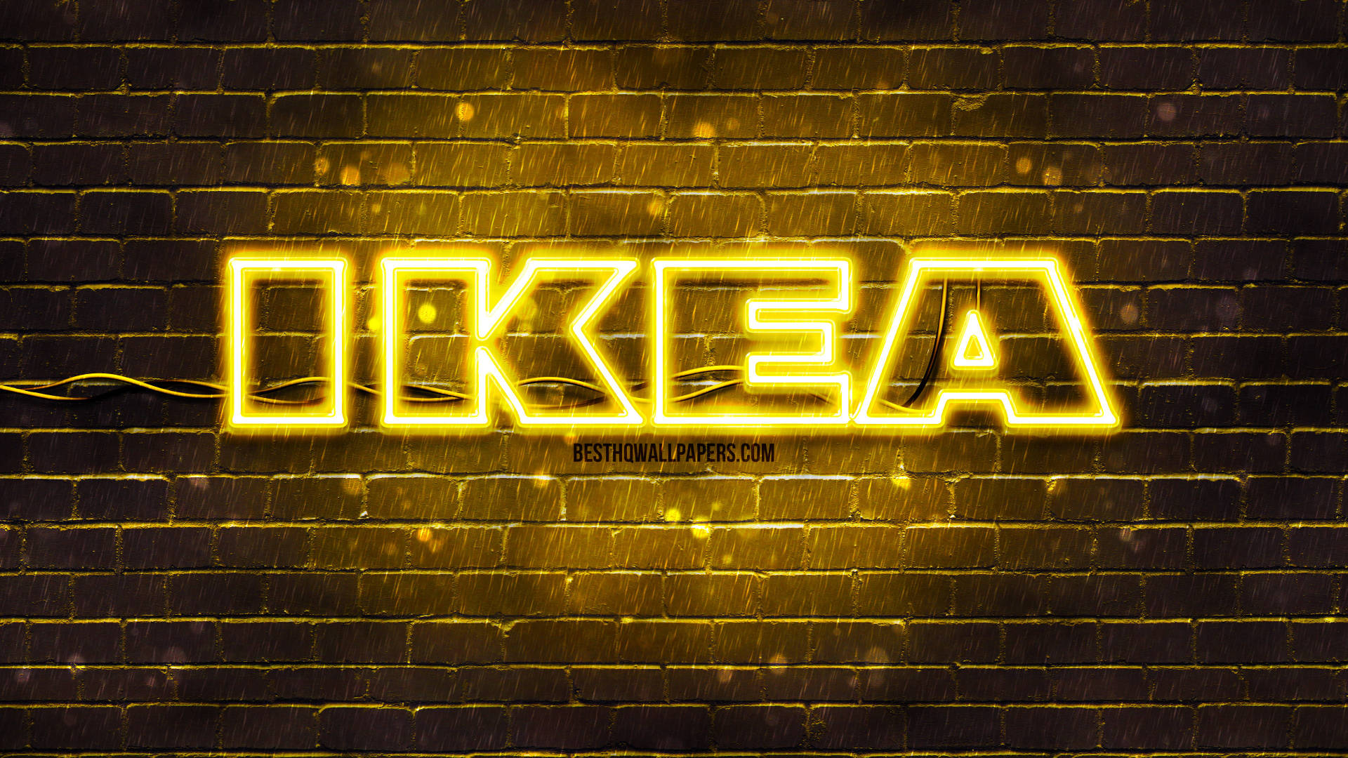 夜雨中濕磚牆上的黃色IKEA霓虹燈牌。