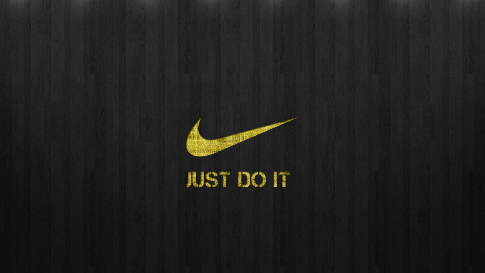 黃色Nike標誌與「Just Do It」 壁紙 — 金色Nike剔號及Just Do It標語在深色木紋背景上發光。