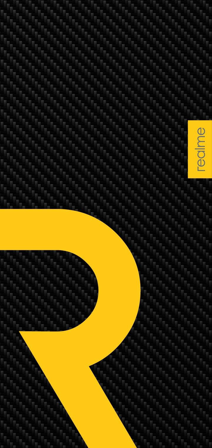 黑色碳纖維背景上的大膽黃色 'R' 標誌，帶有 'realme' 標籤。