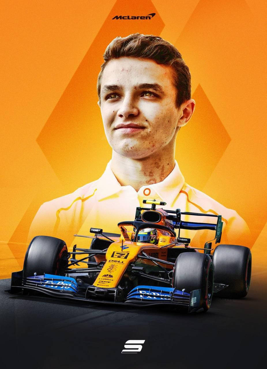 黃色主題蘭多·諾里斯 壁紙 — 一位年輕賽車手穿著黃色McLaren馬球衫，站在他橙色和藍色的一級方程式賽車後面，背景是鮮明的橙色幾何圖案。