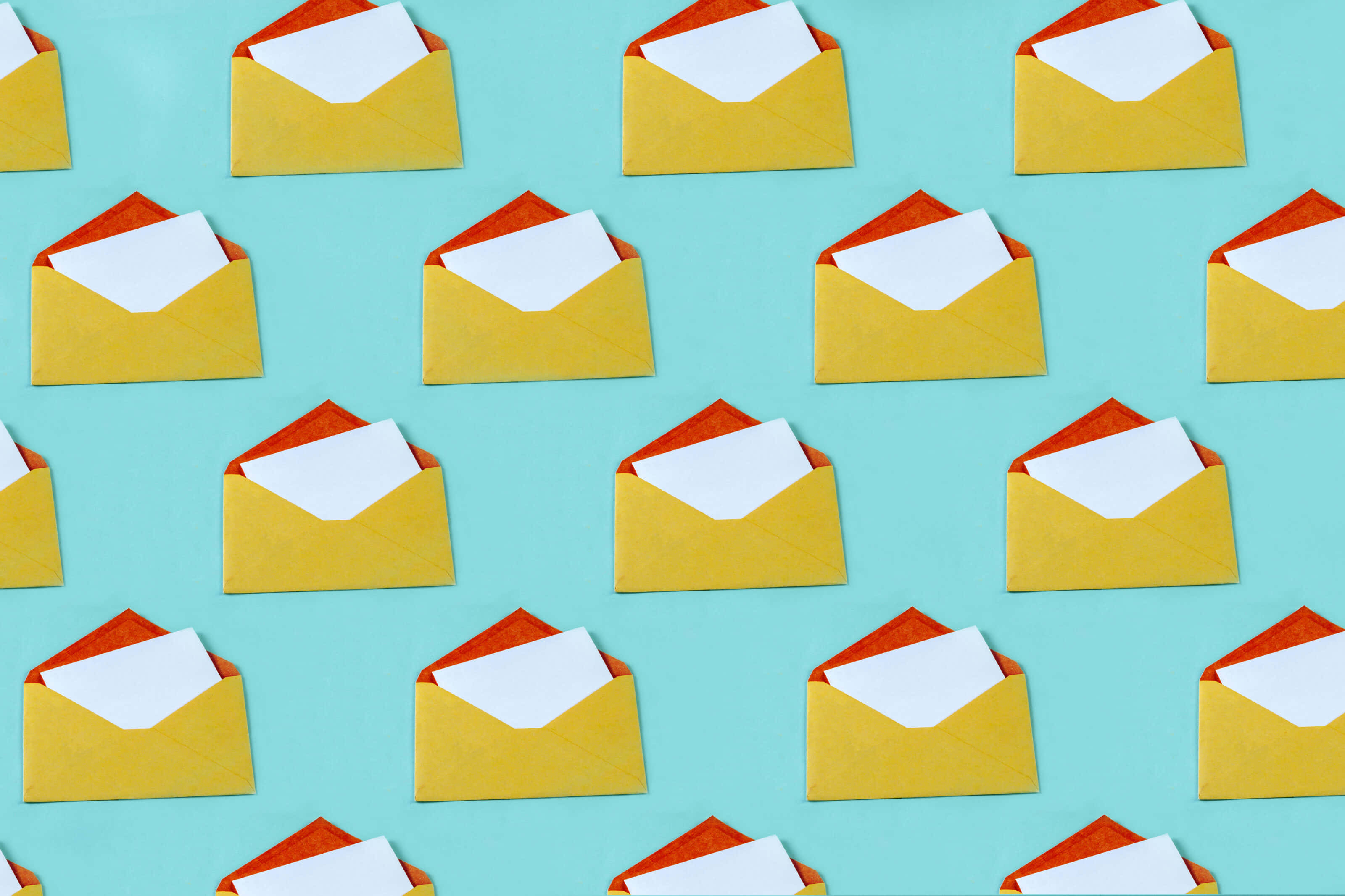 mail 桌布 壁紙 — 黃色信封內有白色紙張和橙色內部，在青綠色背景上以重複圖案排列。