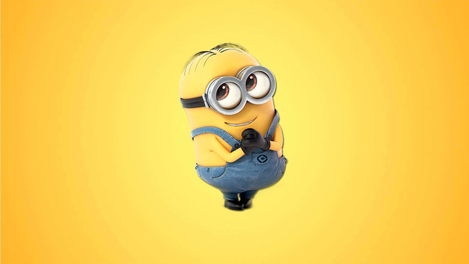 一個戴著護目鏡和工裝褲的黃色卡通Minion在黃色背景前微笑。
