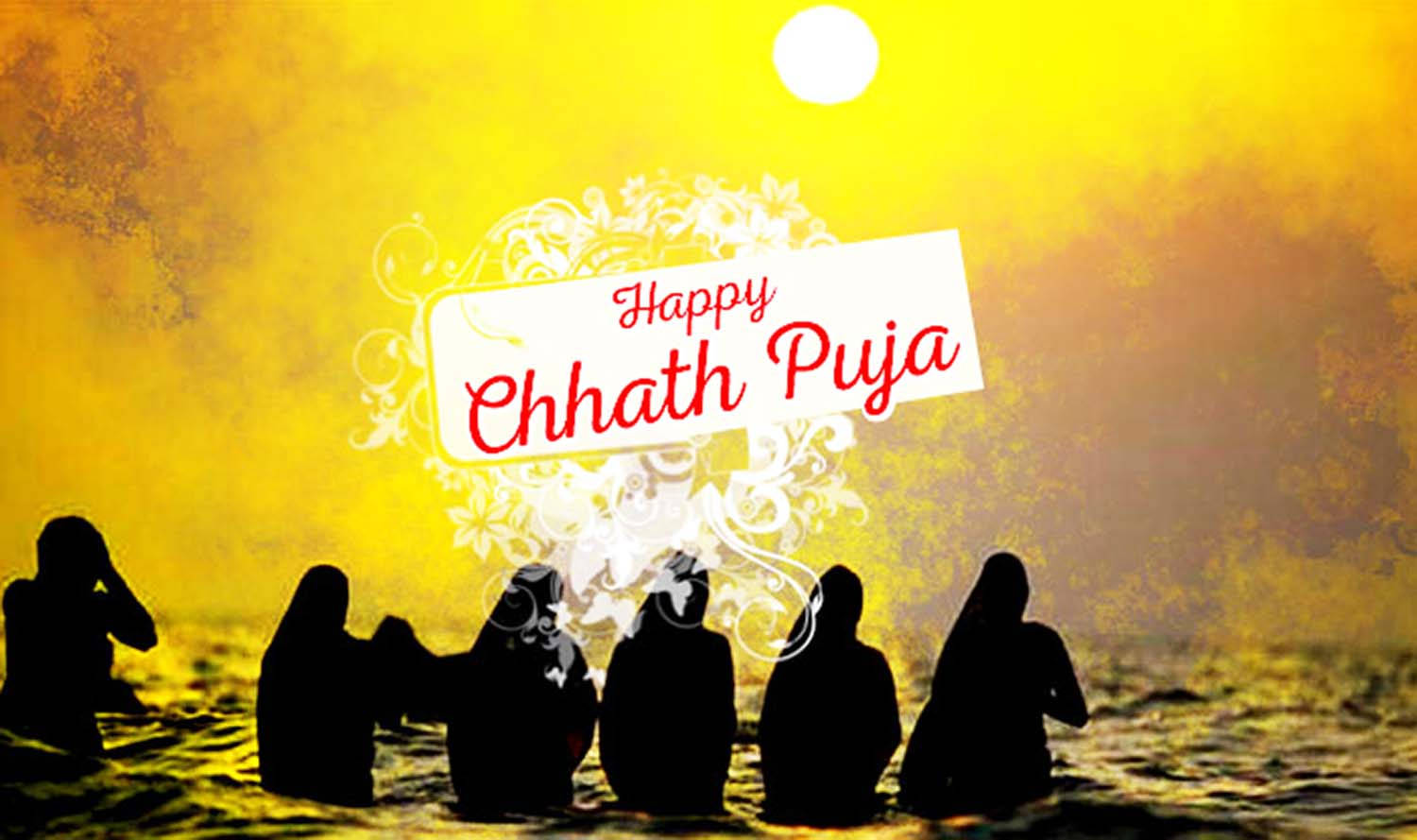 日落時分，Chhath Puja 節日期間人們在水中祈禱的剪影。
