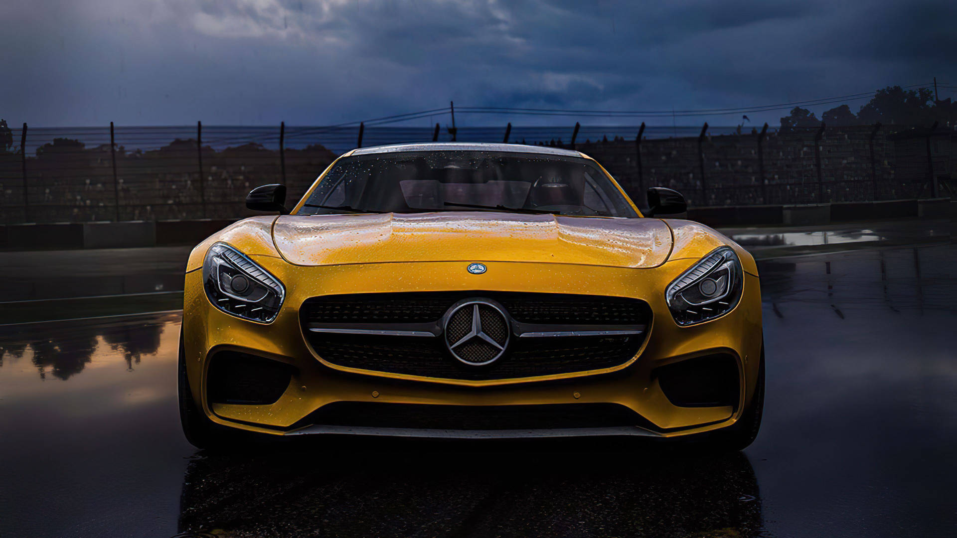 黃色Mercedes-AMG GT在濕滑賽車道上，風暴天空下帶有反射效果。