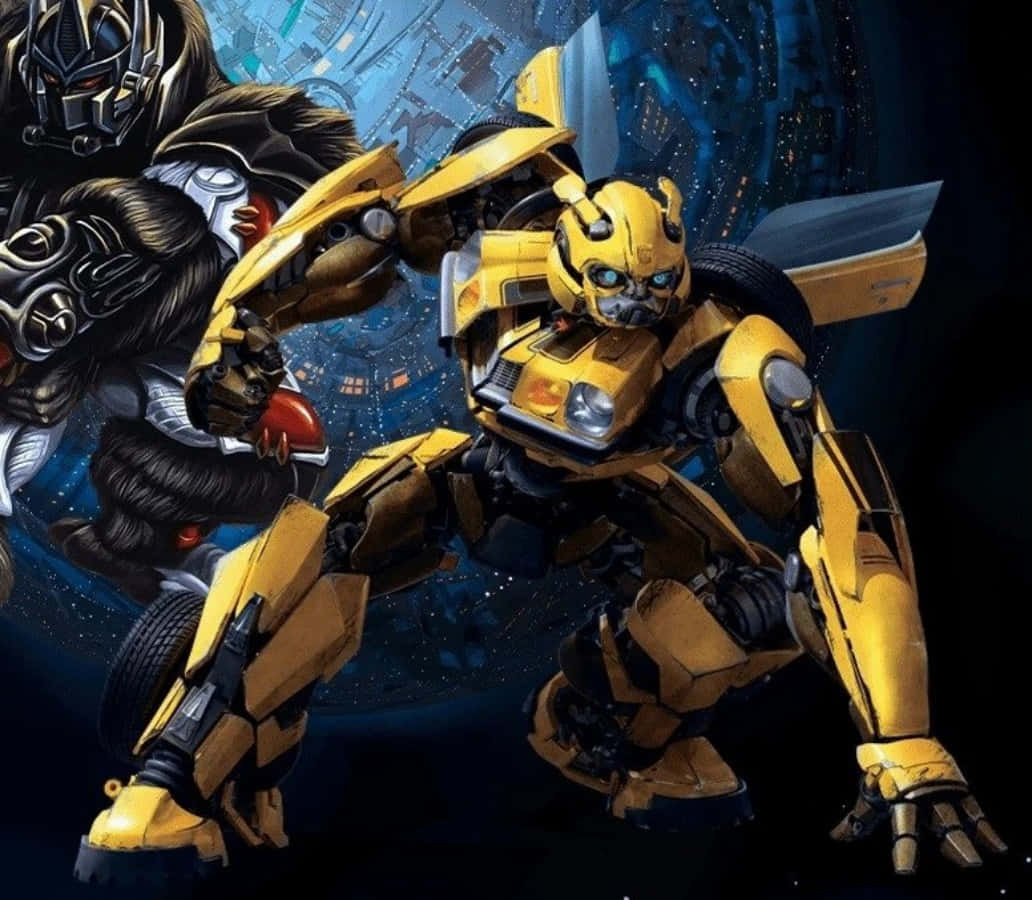 變形金剛 桌布 壁紙 — 黃色機械人Bumblebee以戰鬥姿態對抗黑暗機械人，背景為城市景觀。