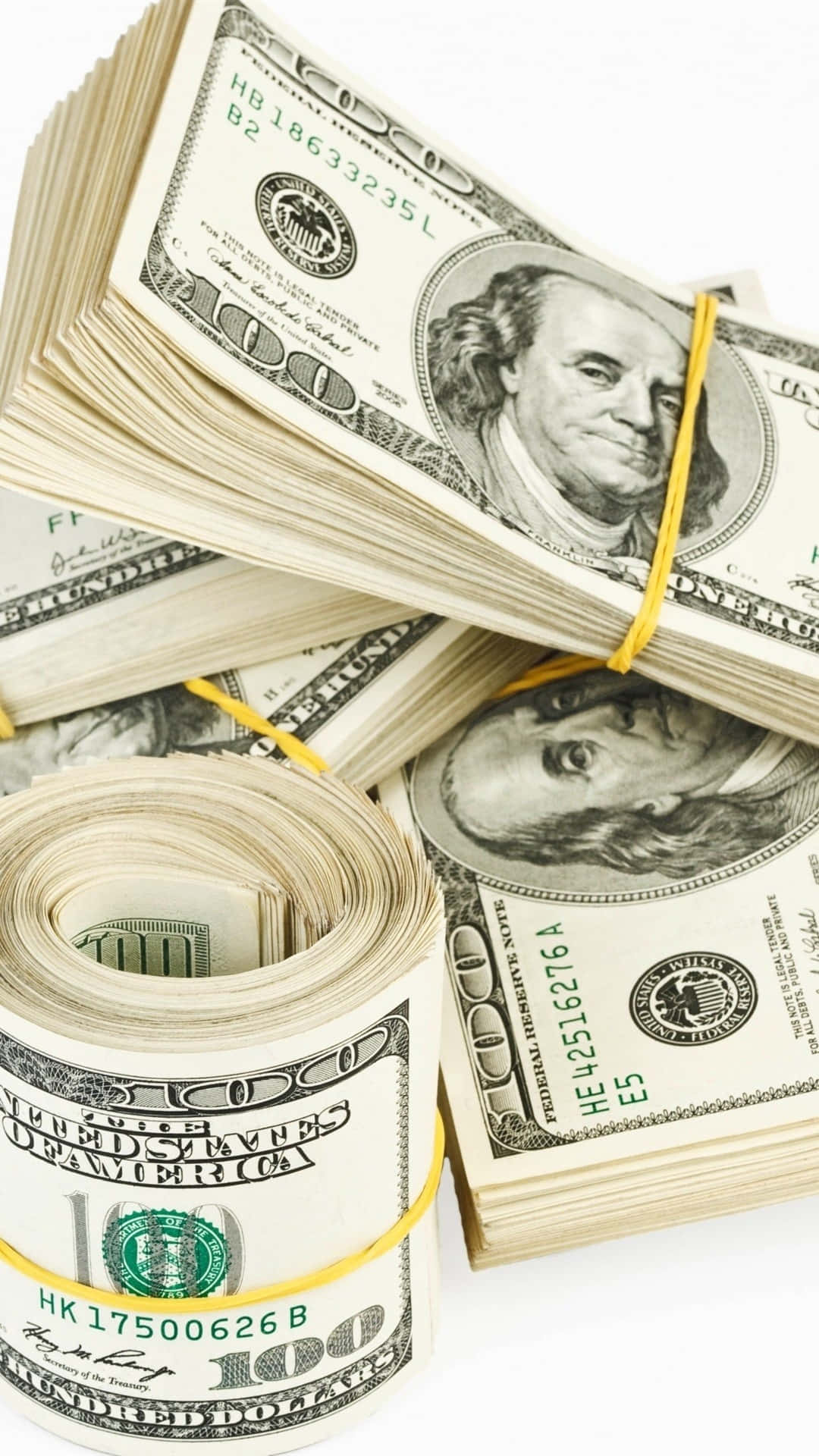 用黃色橡筋固定的一疊疊和一卷百元美鈔。
