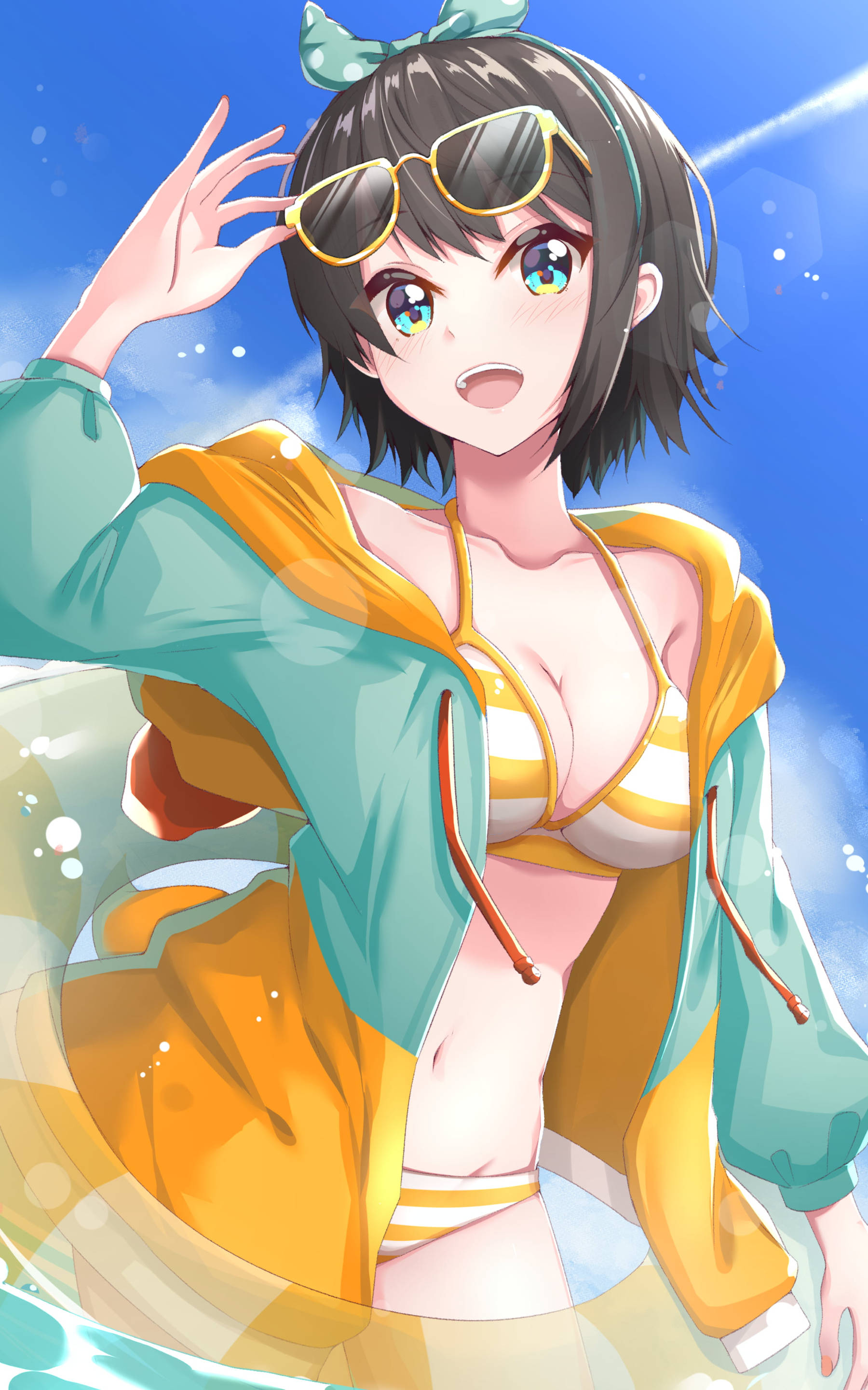 黃色比基尼女僕 壁紙 — 一位開朗的動漫女孩，留著短黑髮，戴著黃色太陽眼鏡，在明亮的藍天下站在海浪中微笑。
