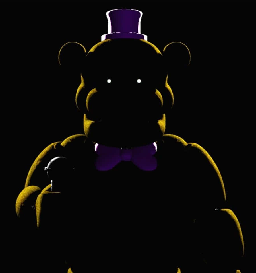 Golden Freddy 桌布 壁紙 — 黃色燈光下一個帶有威脅性的泰迪熊剪影，戴著紫色高帽和領結，背景為黑色。
