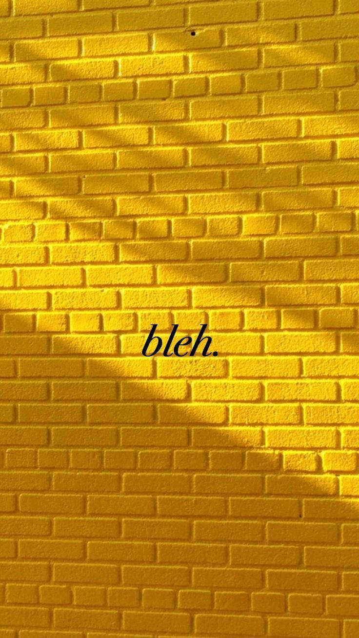 帶有陰影和bleh字樣的黃色磚牆