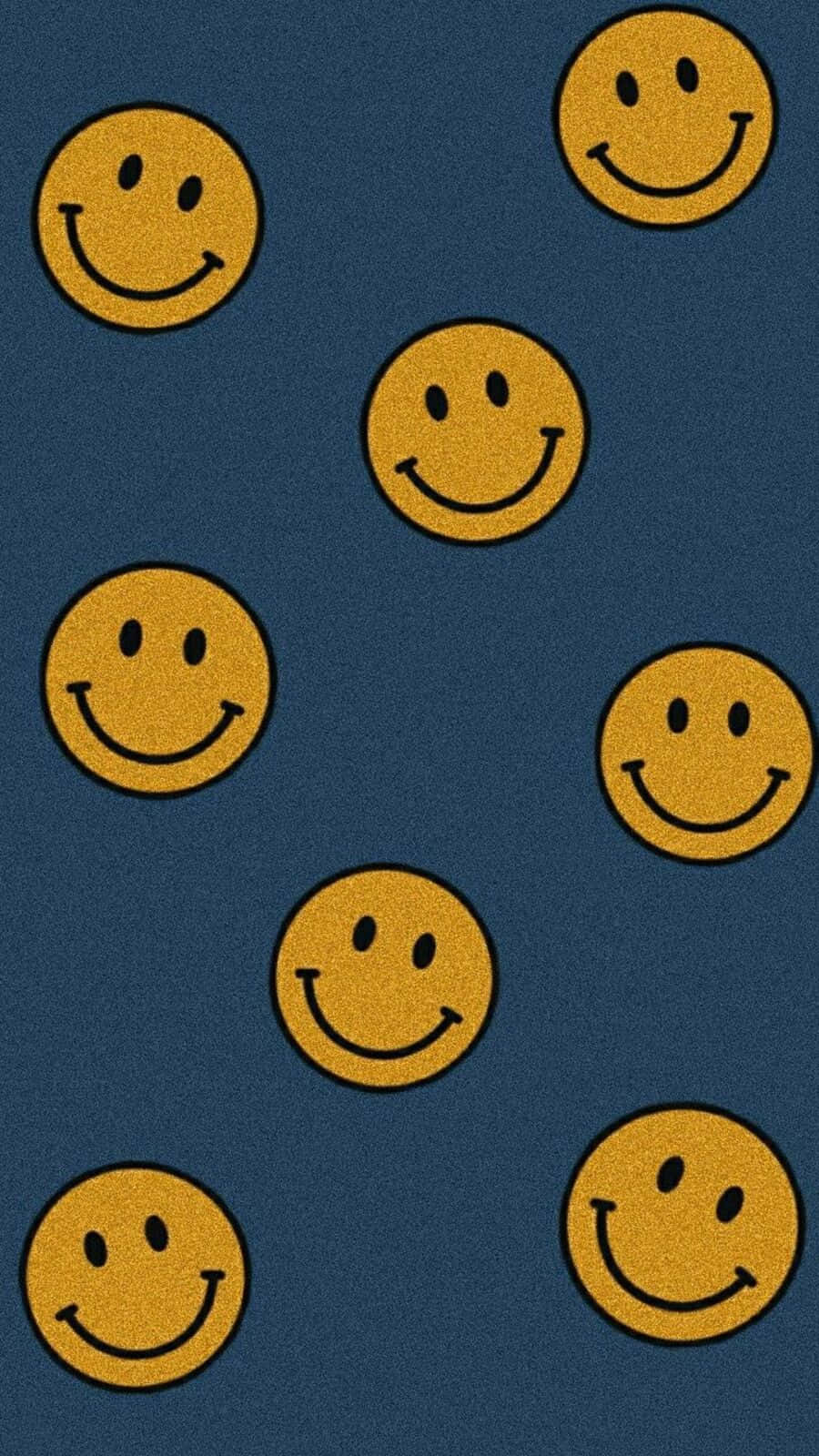 Aesthetic Smiley Face 桌布 壁紙 — 黃色笑臉在帶有紋理的深藍色背景上以分散的圖案漂浮。