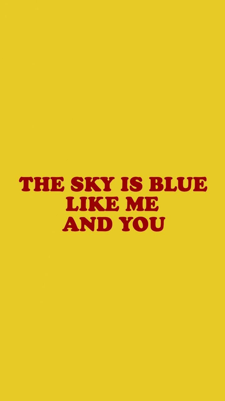純黃色背景上的粗體紅色文字寫著「THE SKY IS BLUE LIKE ME AND YOU」