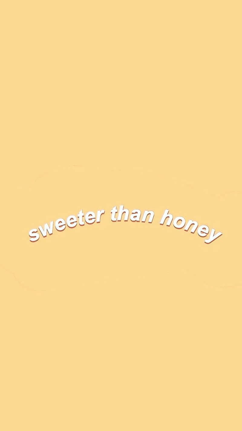 黃色背景上寫着「sweeter than honey」的字樣 壁紙