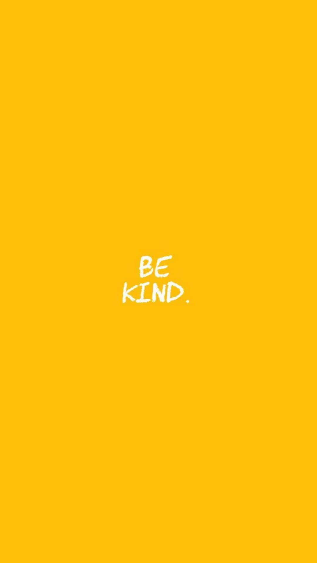 黃色背景上寫有白色手寫文字「BE KIND.」