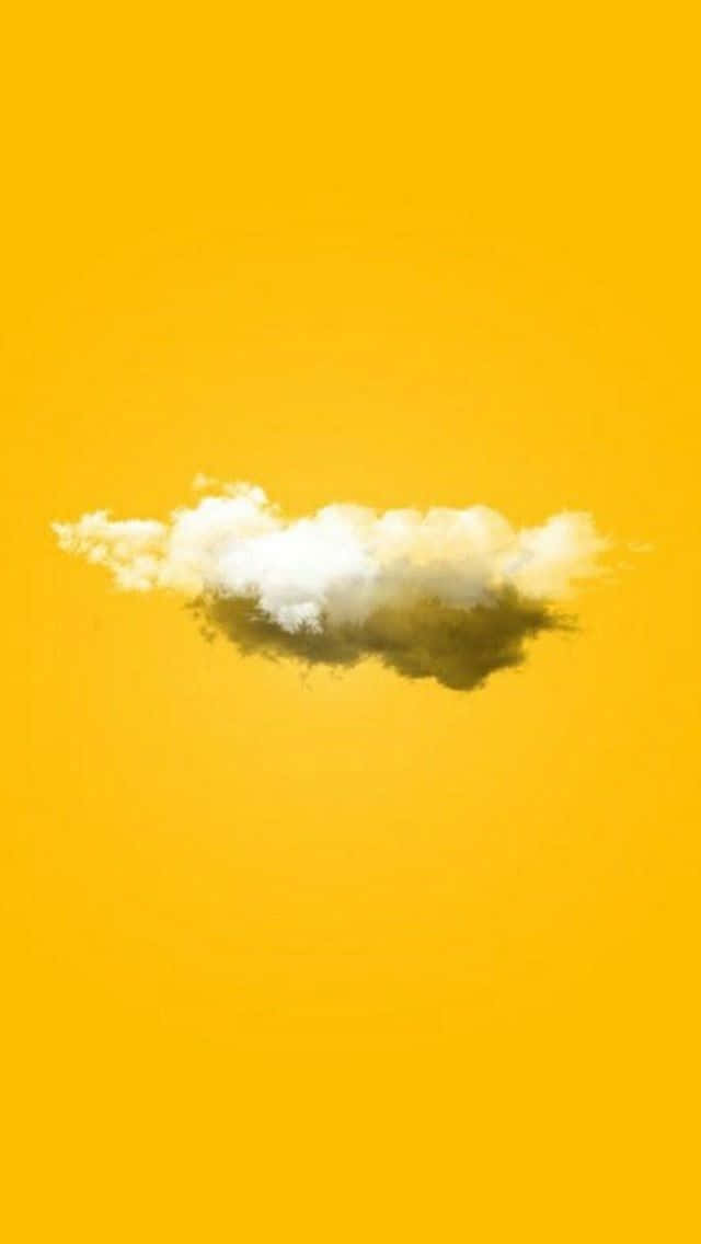 黃色背景上的天空中的雲 壁紙
