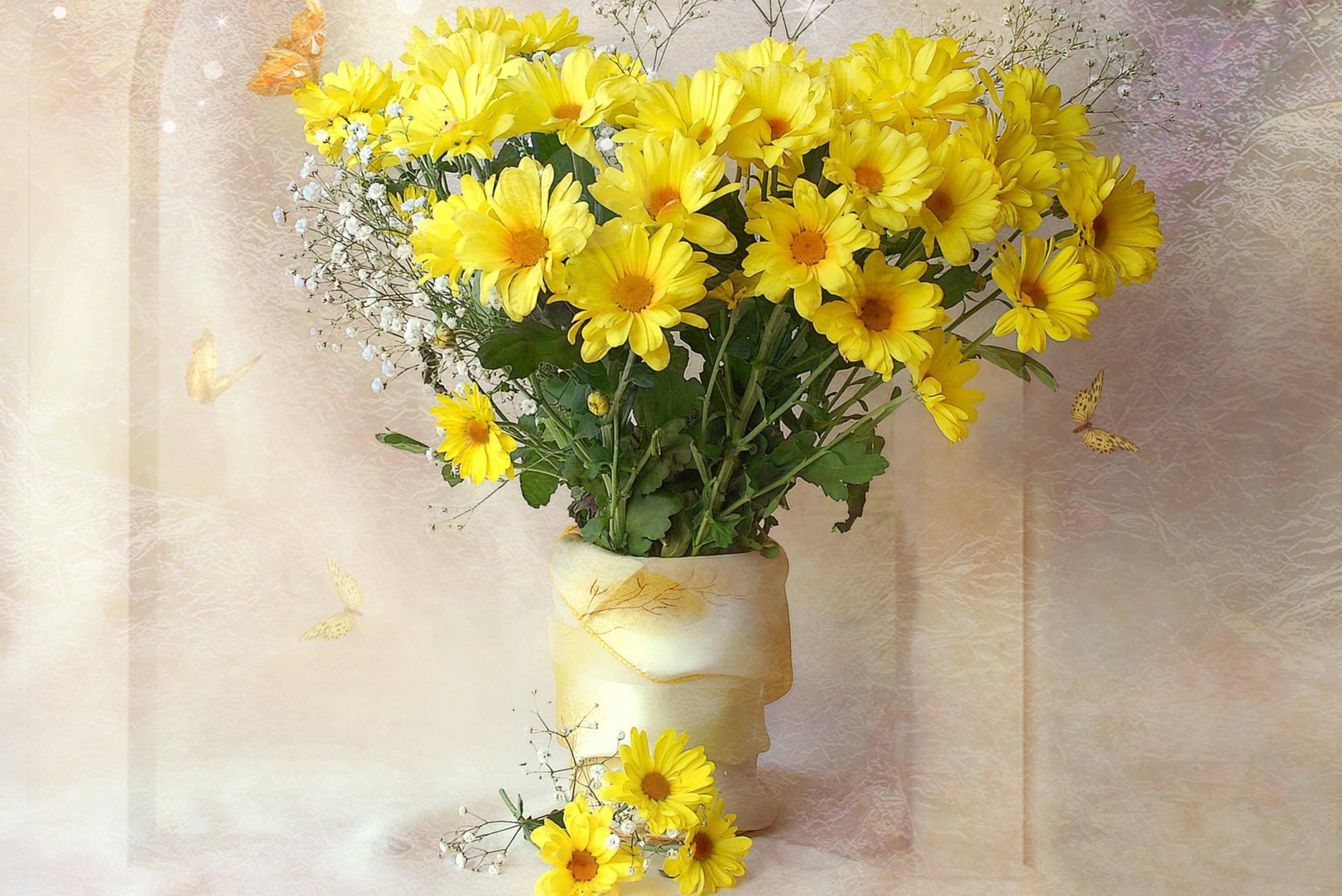 黃色菊花花束 壁紙 — 一束鮮豔的黃色雛菊放在奶油色花瓶中，精緻的蝴蝶在柔和的粉彩背景上翩翩起舞。