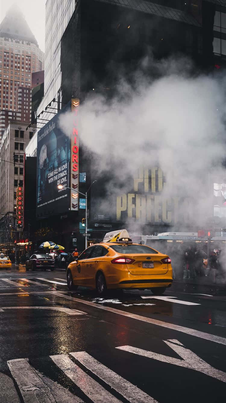 雨街上的黃色的士，有霧和發光廣告牌。