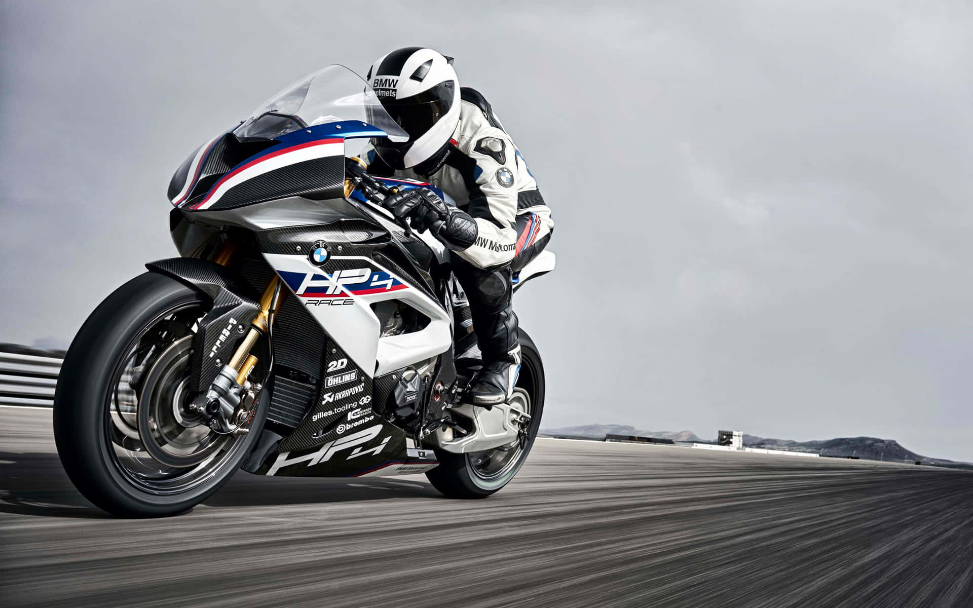 電單車手在賽道上騎著白色、藍色和紅色的BMW HP4 Race比賽。